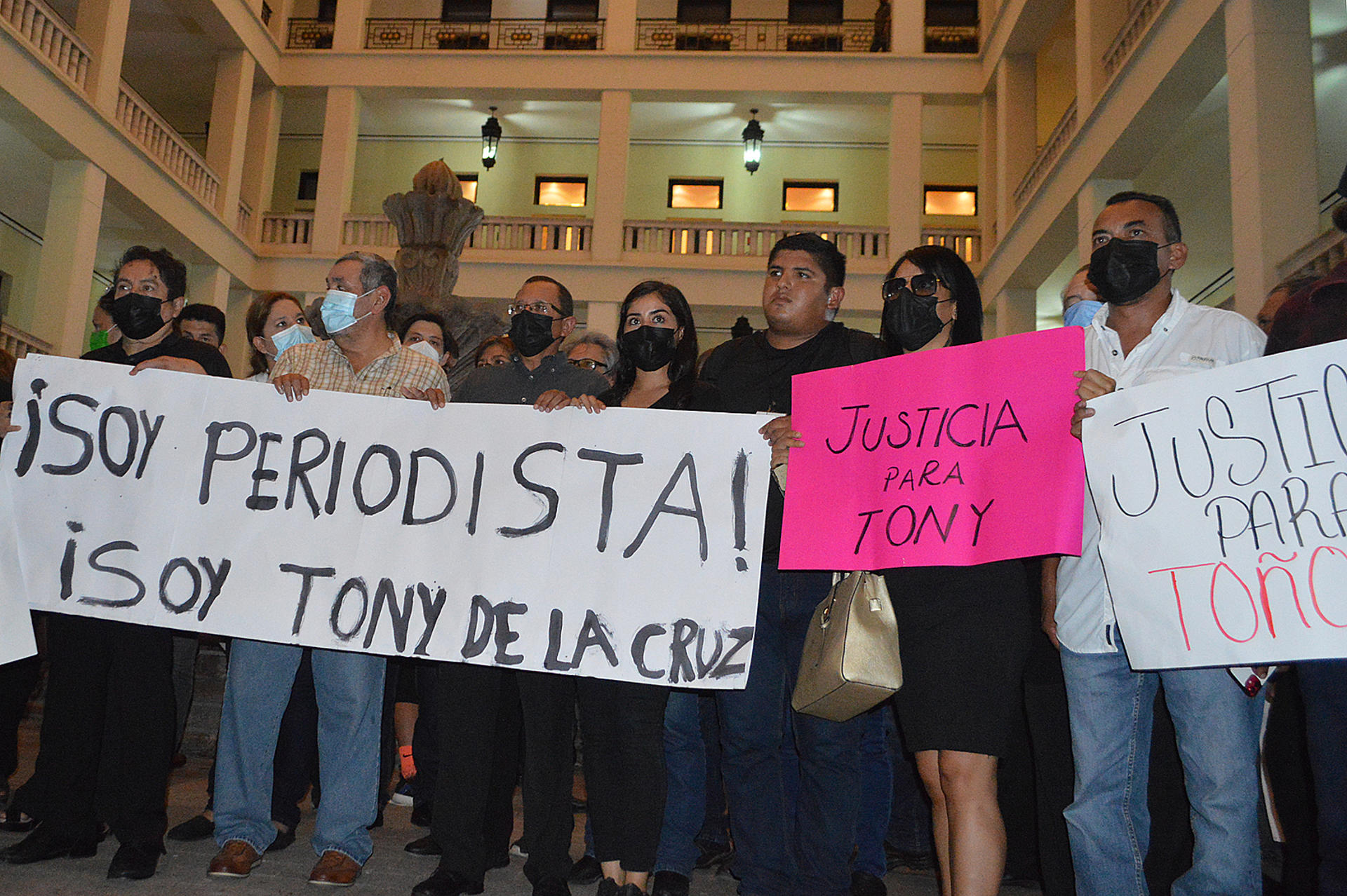 Un grupo de comunicadores protestan por el asesinato del periodista Antonio de la Cruz, en Ciudad Victoria, Tamaulipas (México). Fotografía de archivo. EFE/Alfredo Peña
