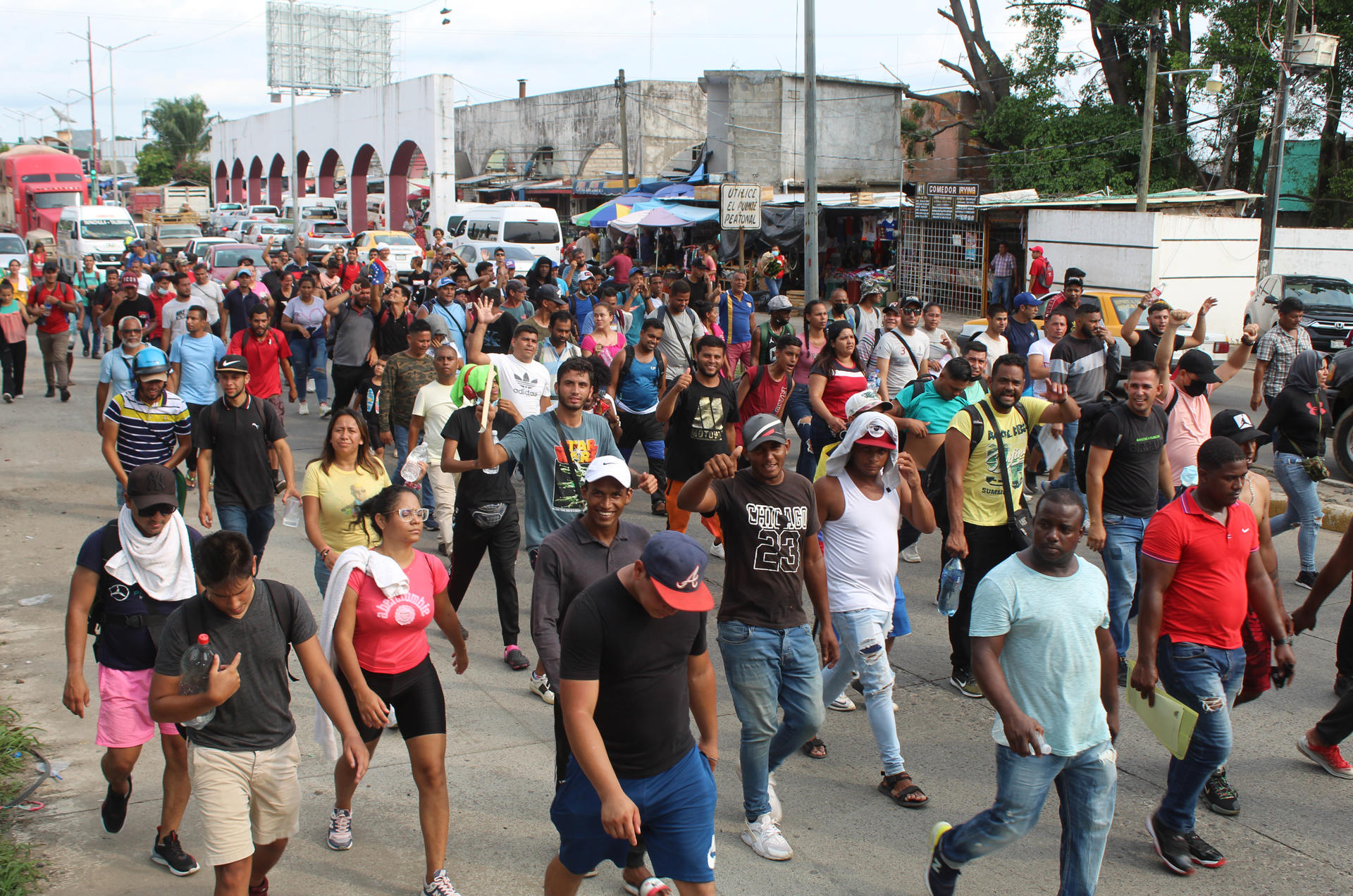 Un grupo de migrantes se moviliza para salir de la ciudad de Tapachula estado de Chiapas (México). Imagen de archivo. EFE/Juan Manuel Blanco
