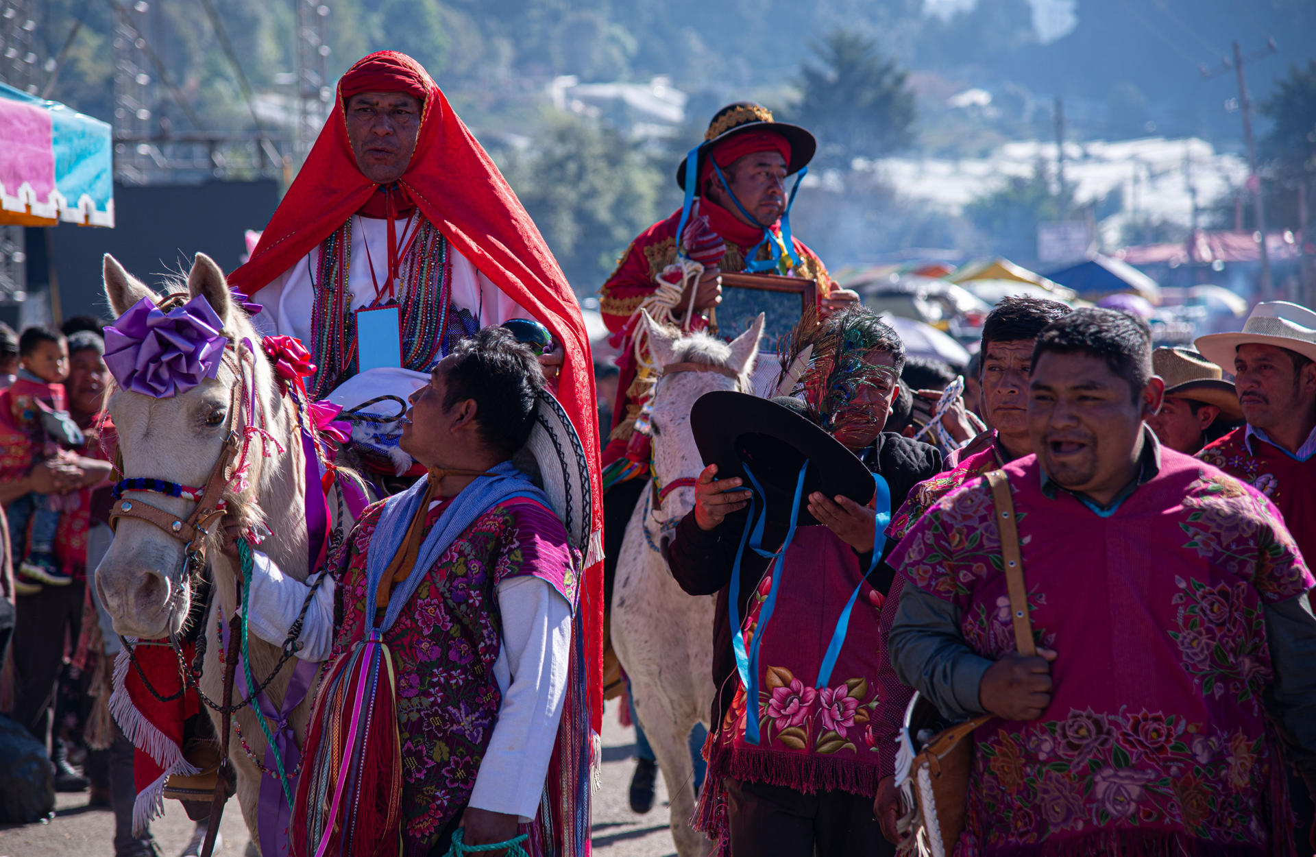 Indígenas participan hoy con sus caballos en una ceremonia en honor a San Sebastián Mártir, santo patrón del municipio de Zinacantán, estado de Chiapas (México). EFE/Carlos López
