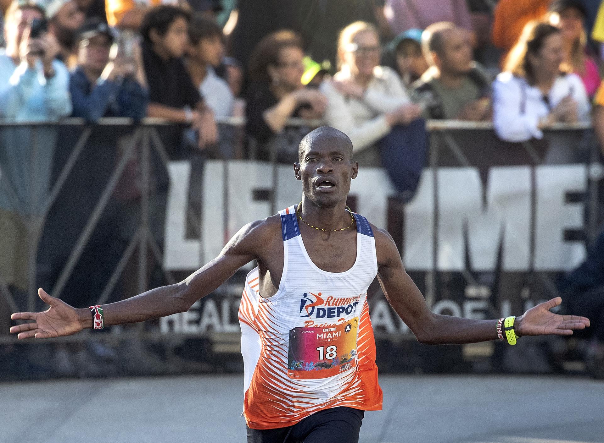 El keniano George Onyancha celebra tras ganar el maratón Life Time de Miami (Florida, EE.UU.), este 29 de enero de 2023. EFE/Cristóbal Herrera
