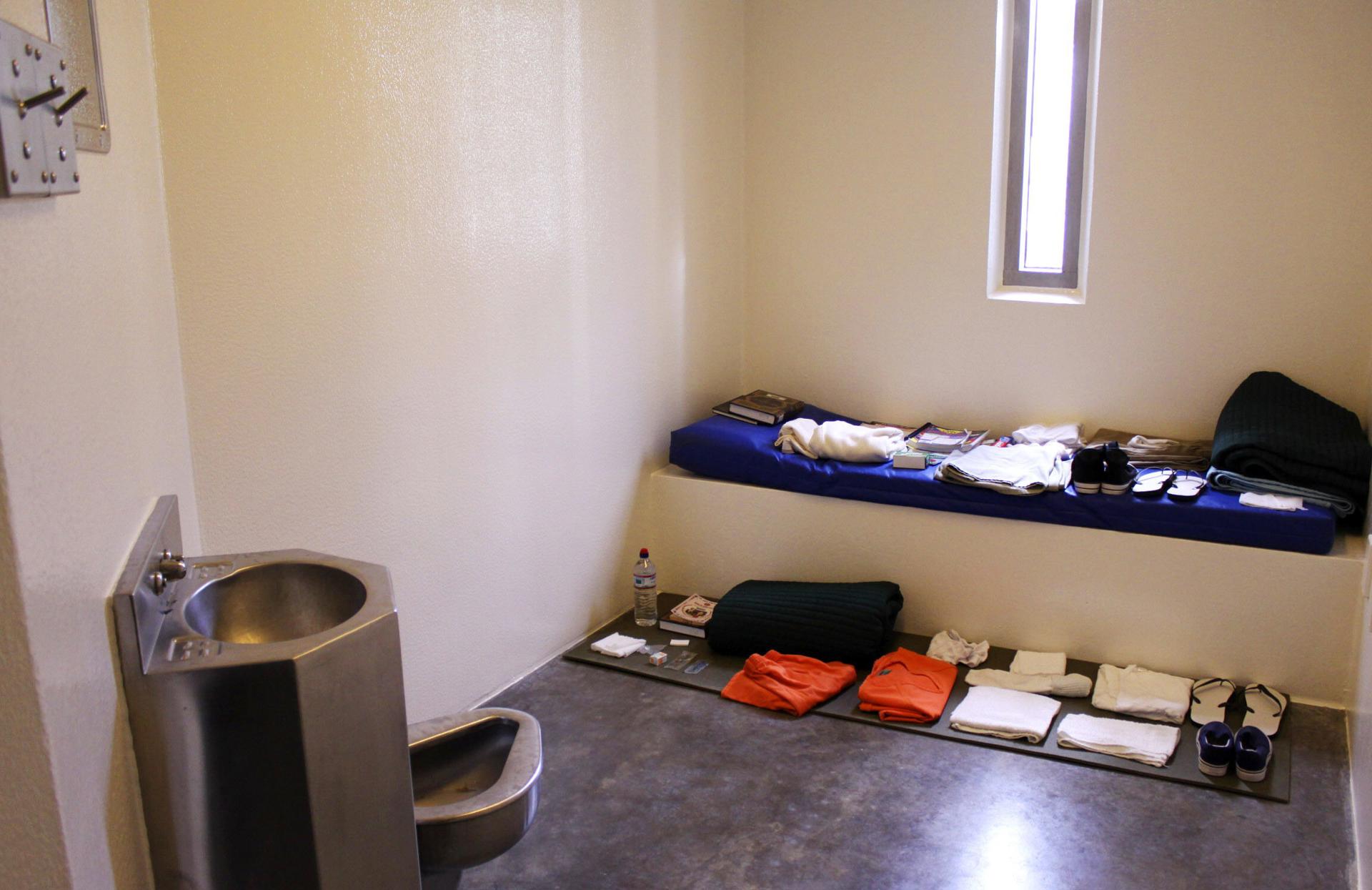 Fotografía de archivo de una de las celdas de la prisión militar para supuestos terroristas en la base naval de Guantánamo. EFE/Jorge A. Bañales
