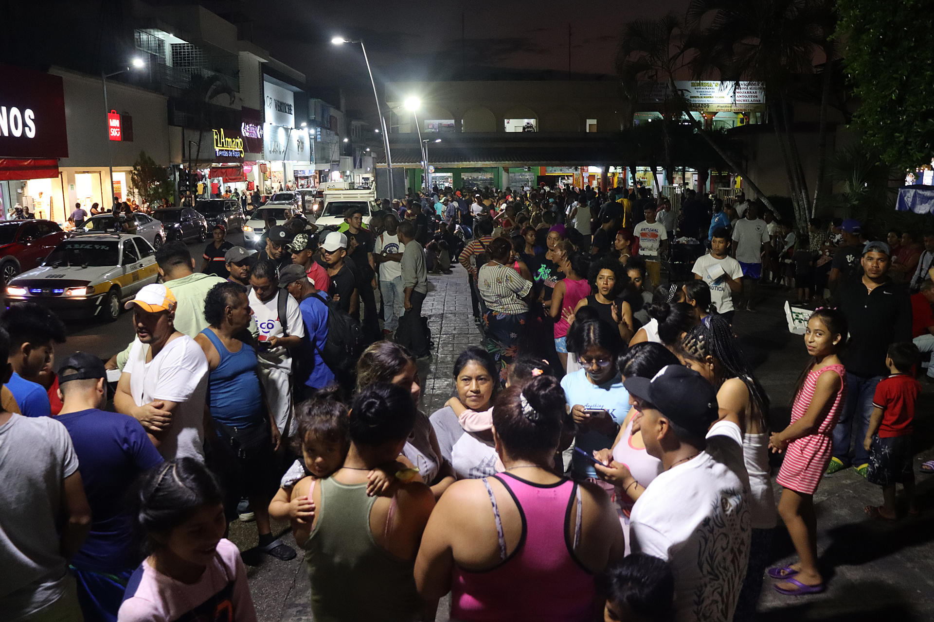 Migrantes hacen fila para recibir alimentos hoy, en la ciudad de Tapachula, estado de Chiapas (México).  EFE/Juan Manuel Blanco
