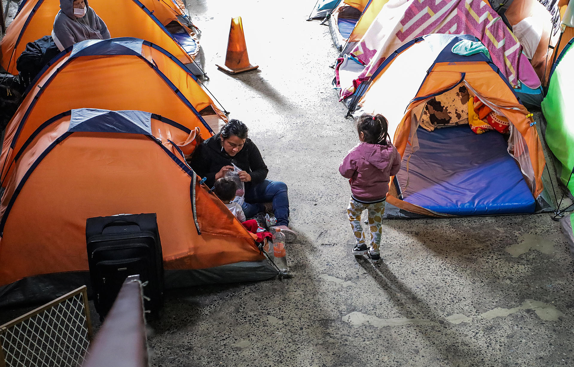 Migrantes centroamericanos permanecen en el interior del albergue Movimiento Juventud 2000 el 5 de enero de 2023 en la fronteriza Tijuana, Baja California (México). EFE/Joebeth Terriquez
