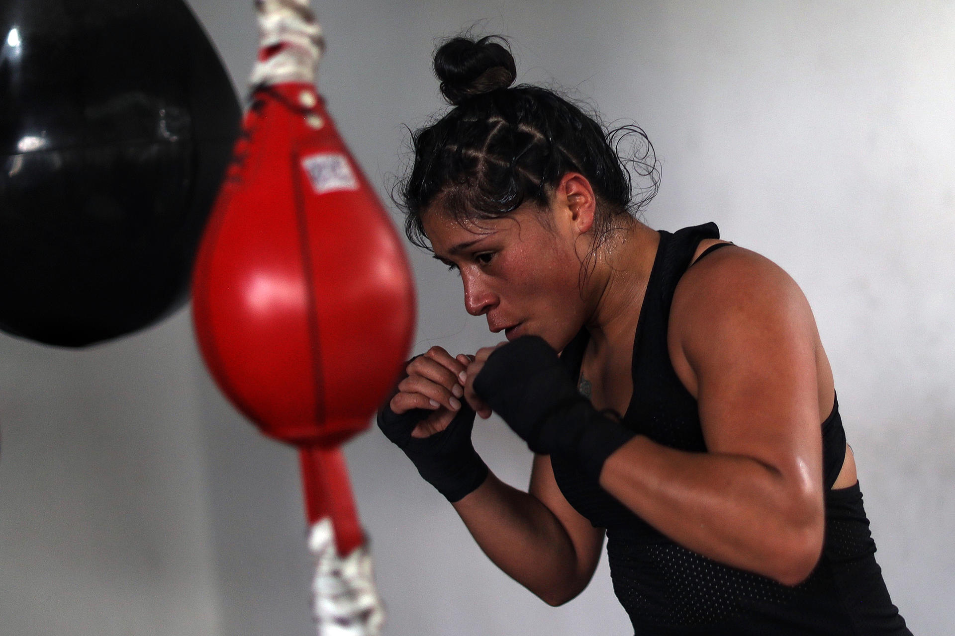 La boxeadora mexicana Erika Cruz durante su entrenamiento previo a su próxima pelea hoy, en Ciudad de México (México). EFE/Sáshenka Gutiérrez
