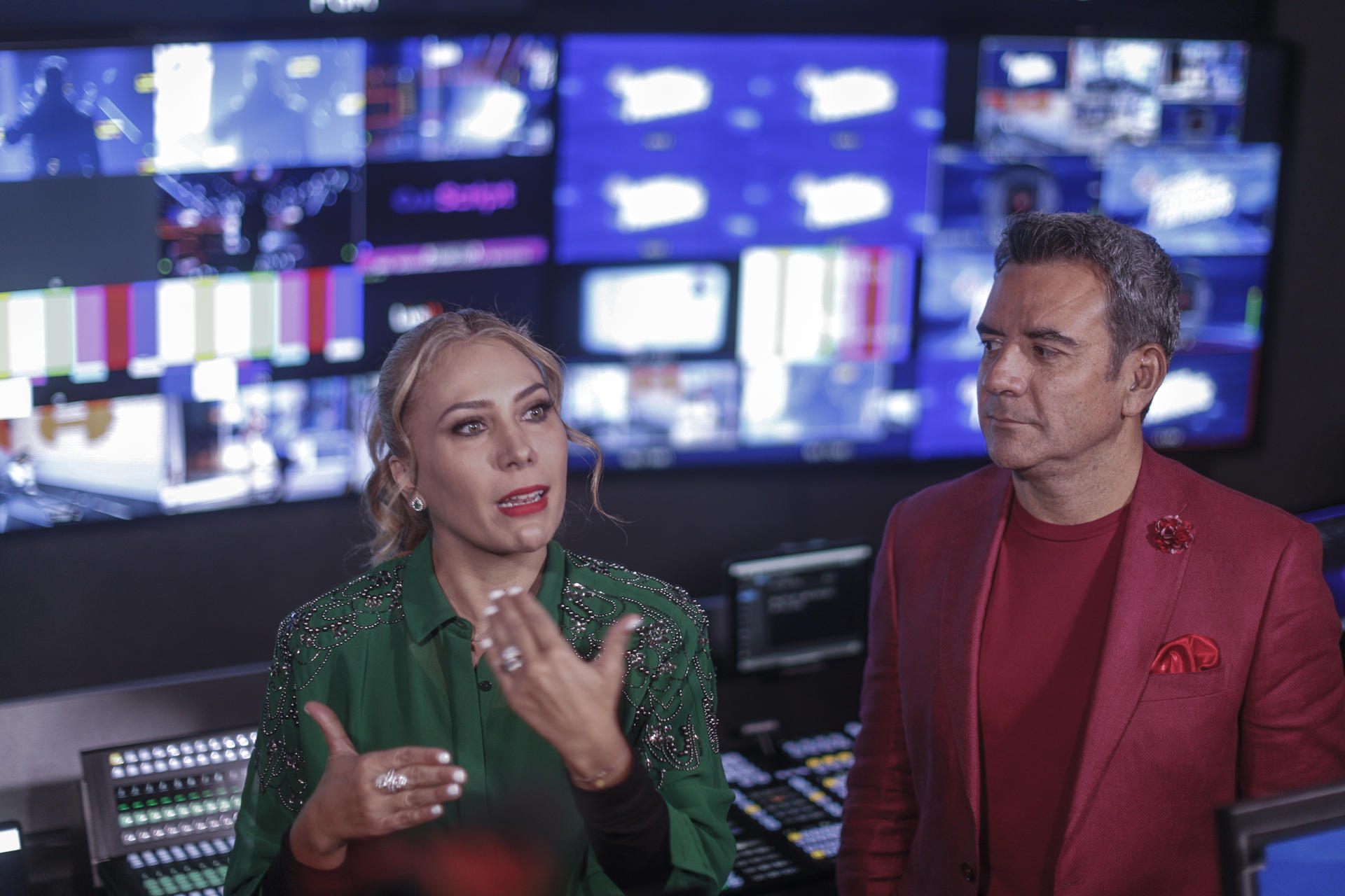 Los conductores de televisión, Héctor Sandarti (d) y Jimena Gállego muestran las instalaciones del reality show 