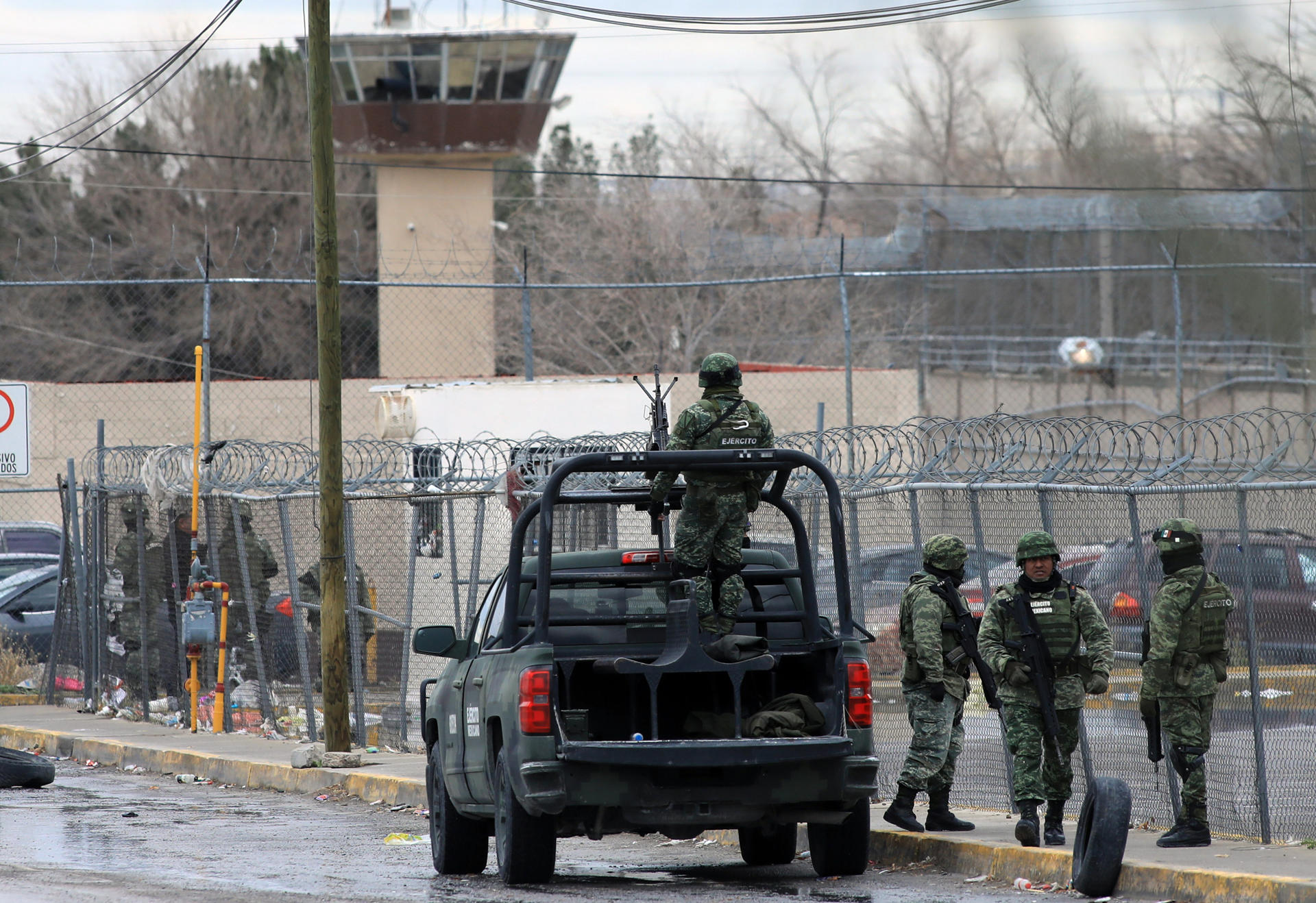 Integrantes del Ejercito Mexicano refuerzan la zona del penal donde se registró una fuga y un motín en Ciudad Juárez, estado de Chihuahua (México). EFE/Luis Torres
