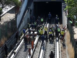Fotografía de archivo donde se observa al personal de protección civil mientras laboran en la zona tras un choque por alcance de vagones en un túnel de la Línea 3 del metro, en la Ciudad de México (México). EFE/Sáshenka Gutiérrez.
