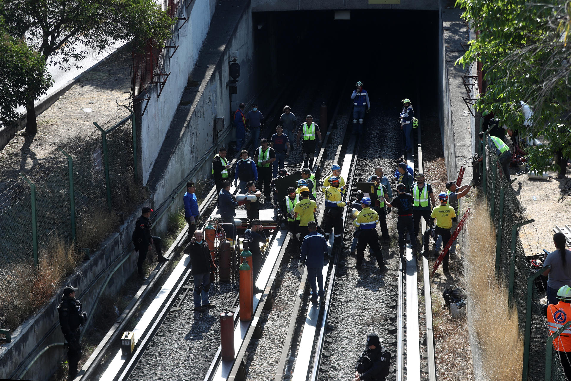 Fotografía de archivo donde se observa al personal de protección civil mientras laboran en la zona tras un choque por alcance de vagones en un túnel de la Línea 3 del metro, en la Ciudad de México (México). EFE/Sáshenka Gutiérrez.
