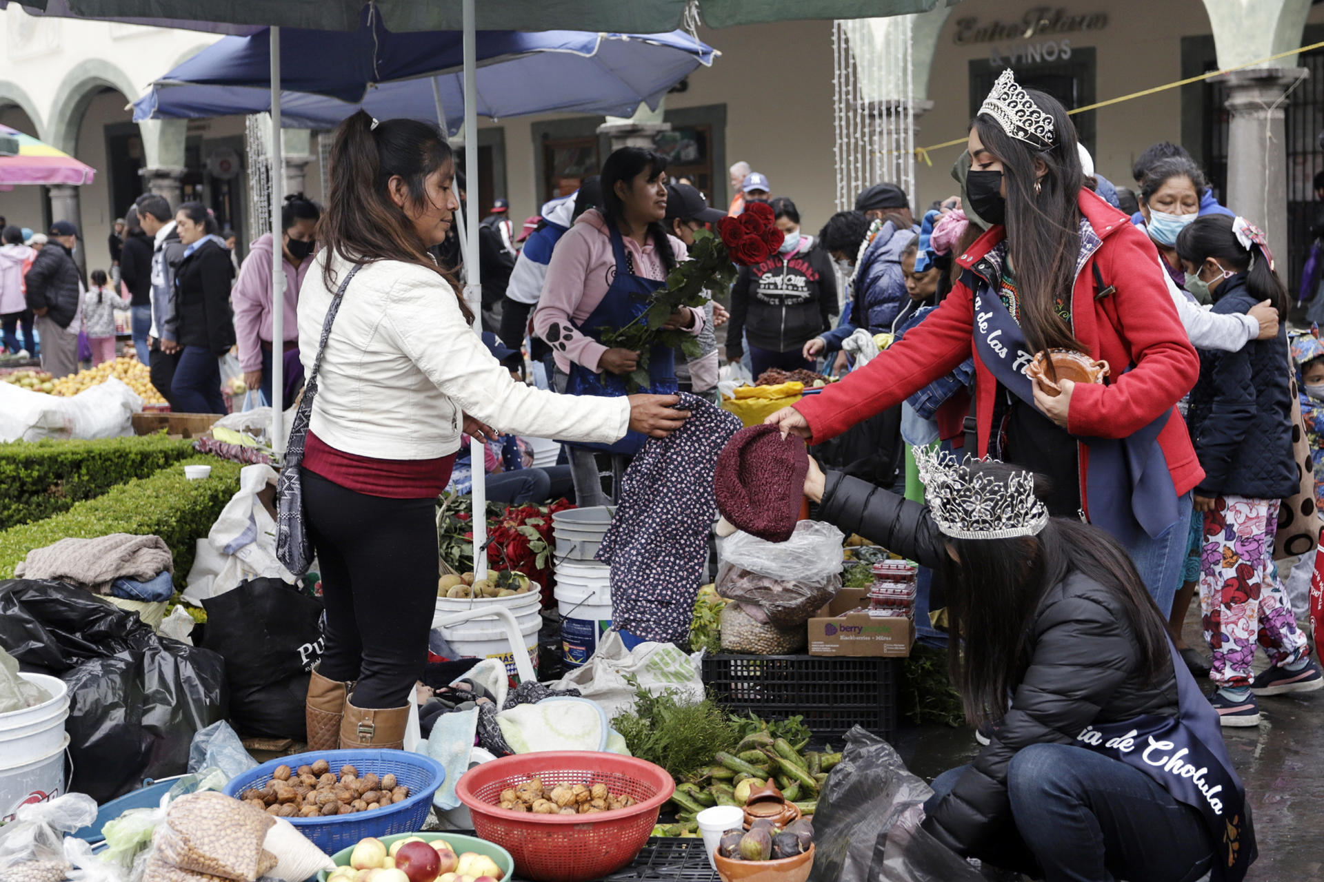 Comerciantes intercambian sus productos con compradores en San Pedro Cholula, Puebla (México). Imagen de archivo. EFE/ Hilda Ríos
