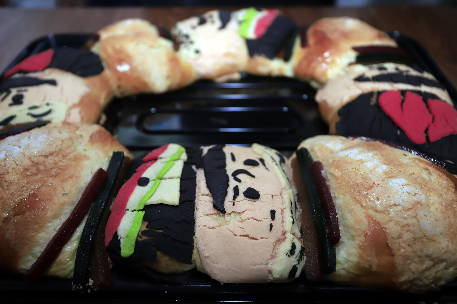 Panaderos mexicanos crean roscas de reyes con la imagen de López Obrador Fotografía de una rosca de reyes con la imagen del presidente de México, Andrés Manuel López Obrador, el 5 de enero de 2023, en San Pedro Cholula, Puebla (México). EFE/ Hilda Ríos