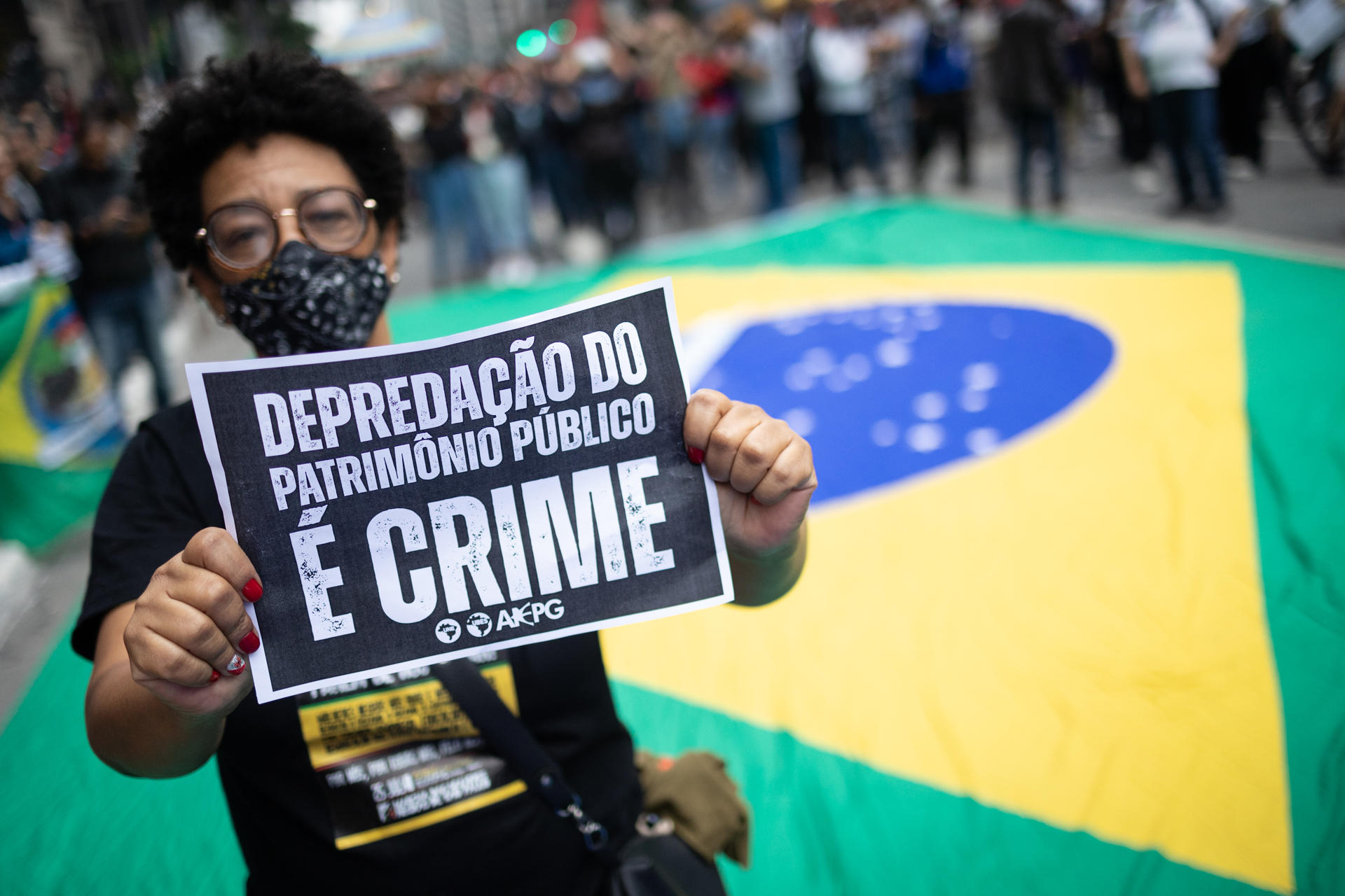 Personas se manifiestan en la avenida paulista en Sao Paulo (Brasil). EFE/Isaac Fontana
