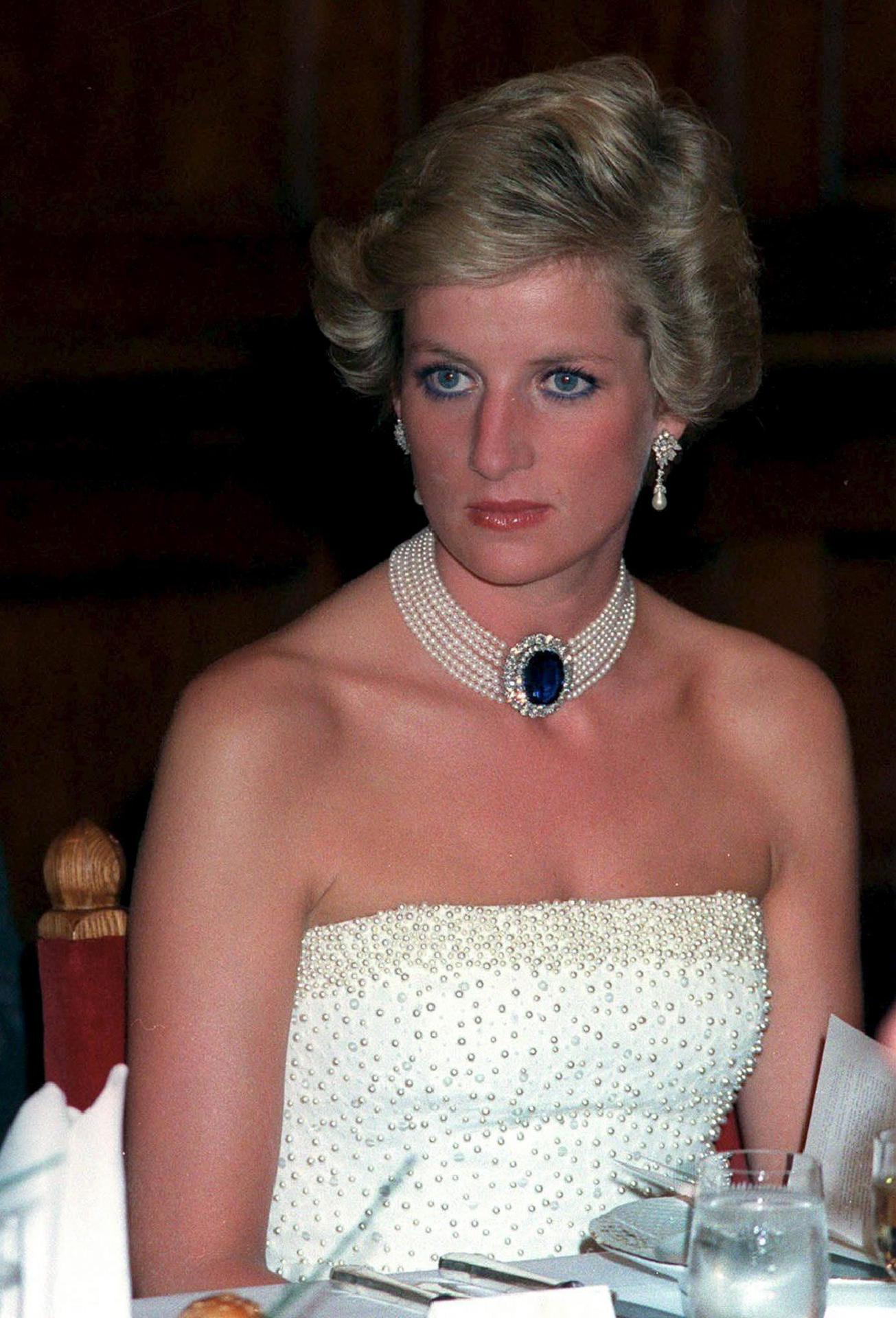 Imagen de archivo del 7 de mayo de 1990 de la princesa británica Diana en una cena de gala. EFE/Lajos Soos
