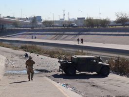 Un integrante de la Guardia Nacional estadounidense patrulla, en la valla fronteriza de El Paso, Texas, frente a Ciudad Juárez, México. Imagen de archivo. EFE/Octavio Guzmán
