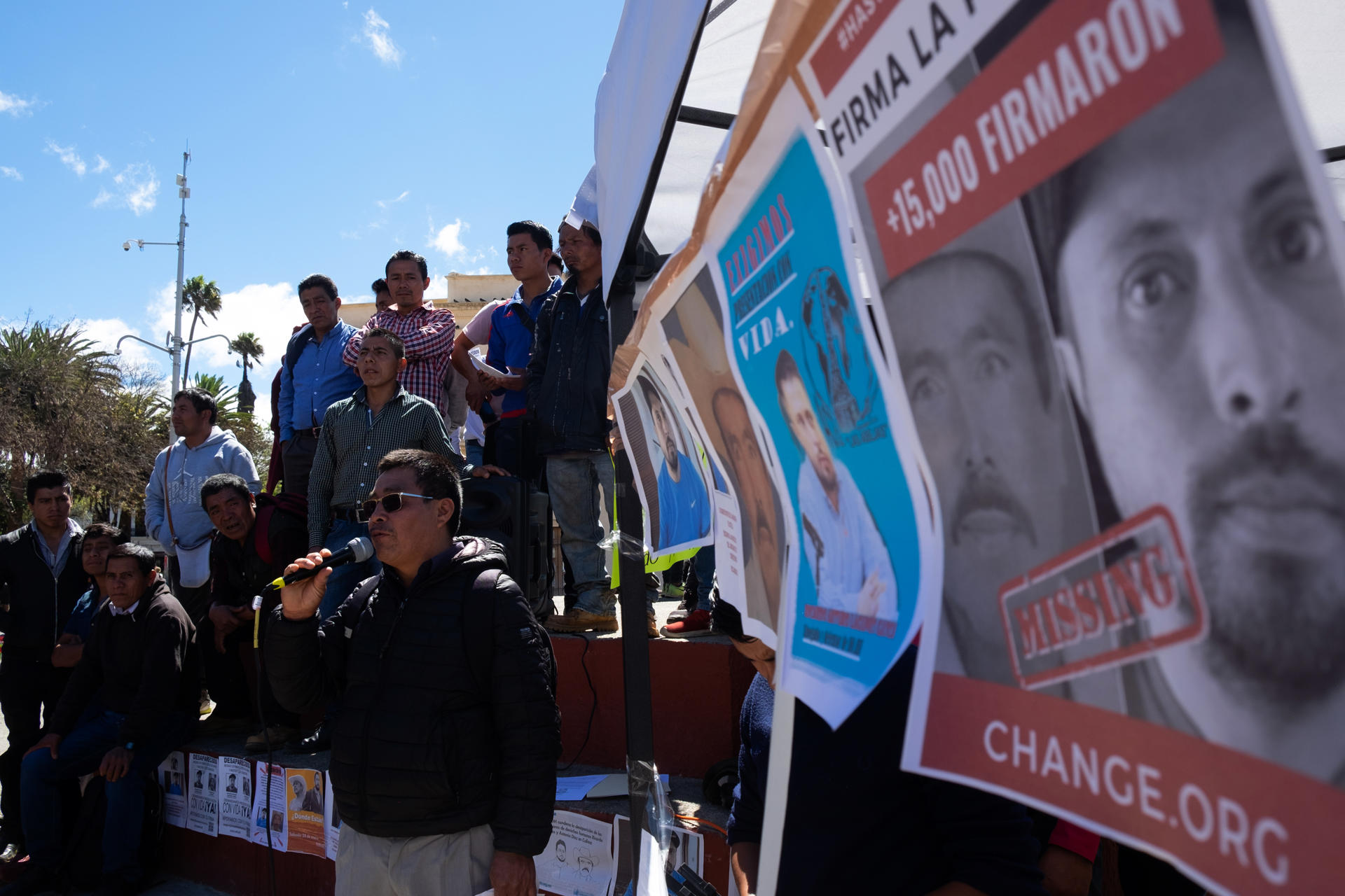 Indígenas protestaron para exigir la aparición de los activistas Ricardo Lagunes y Antonio Díaz hoy, en San Cristóbal de Las Casas, en el estado de Chiapas (México). EFE/Carlos López
