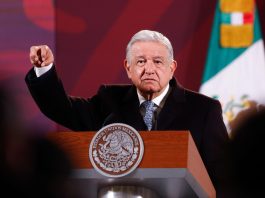 El presidente de México, Andrés Manuel López Obrador, habla durante su conferencia de prensa matutina hoy, en el Palacio Nacional en Ciudad de México (México). EFE/ Isaac Esquivel
