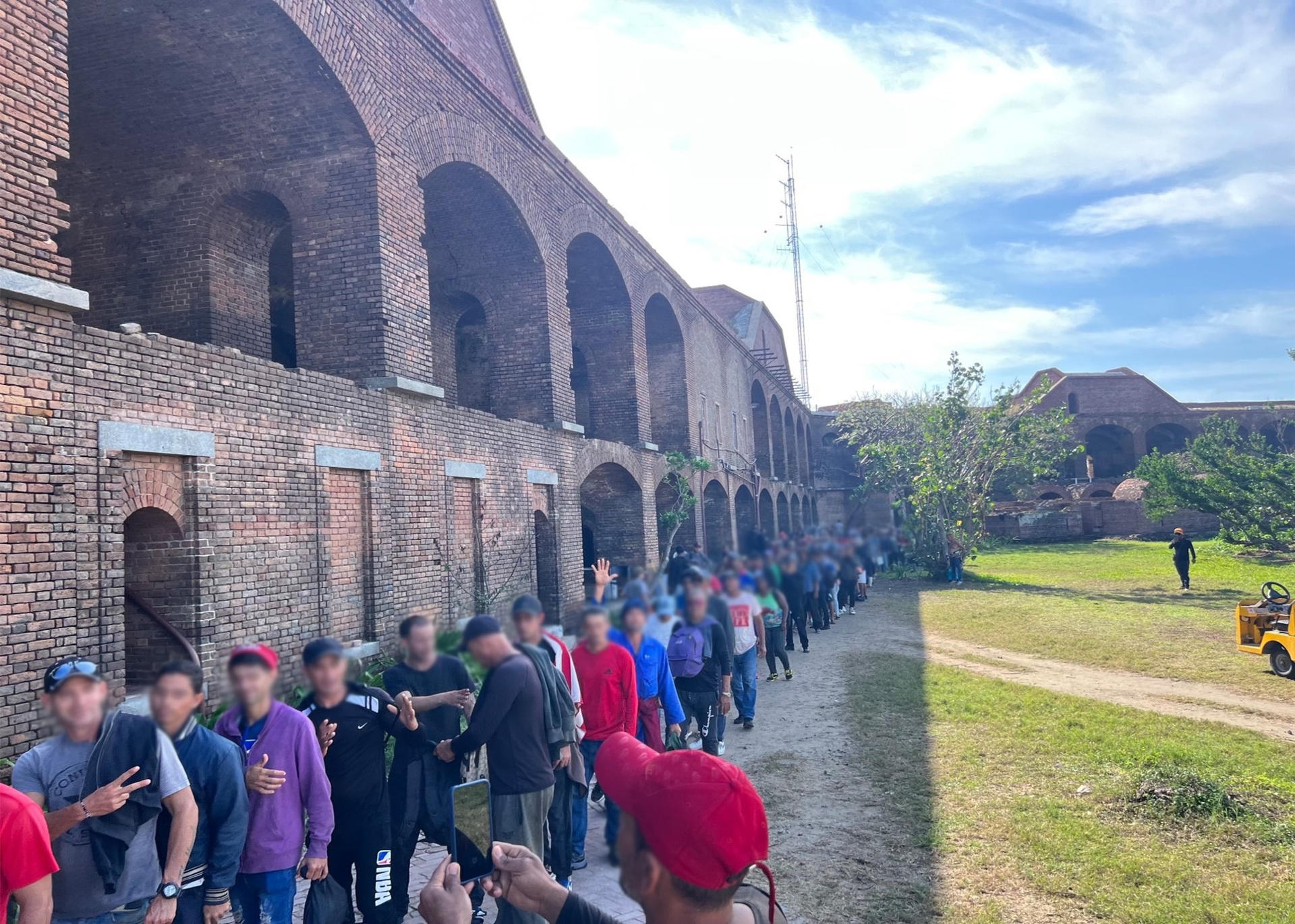 Fotografía cedida por el Departamento de Seguridad Nacional de Estados Unidos (DHS) donde aparece un grupo de personas migrantes mientras son trasladados desde el Parque Nacional Dry Tortugas hasta la isla de Cayo Hueso, en el sur de Florida (EEUU). EFE/ Departamento De Seguridad Nacional De Estados Unidos (dhs) SOLO USO EDITORIAL SOLO DISPONIBLE PARA ILUSTRAR LA NOTICIA QUE ACOMPAÑA (CRÉDITO OBLIGATORIO)
