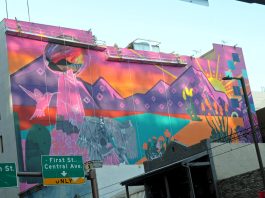 Fotografía que muestra un mural del SuperBowl pintado por la artista Lucinda Hinojos "La Morena" sobre la pared lateral de un edificio en Phoenix, Arizona. EFE/María León
