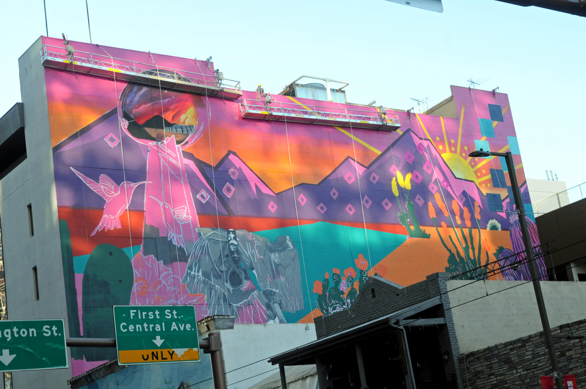 Fotografía que muestra un mural del SuperBowl pintado por la artista Lucinda Hinojos 