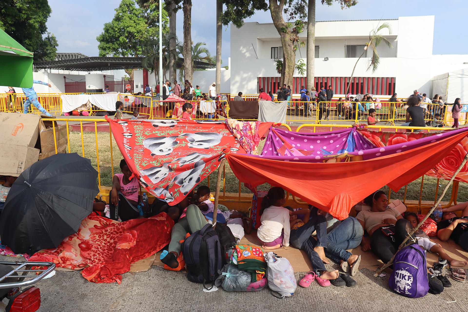 Grupos de migrantes instalan un campamento improvisado afuera de las instalaciones del Instituto Nacional de Migración (INM) hoy, en Tapachula, estado de Chiapas (México). EFE/Juan Manuel Blanco
