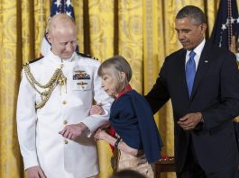 Imagen de archivo en la que se observa al expresidente estadounidense, Barack Obama (d), otorgando la Medalla Nacional de Humanidades a la autora estadounidense Joan Didion (c) durante una ceremonia en la Casa Blanca en Washington (EE.UU,). EFE/PETE MAROVICH
