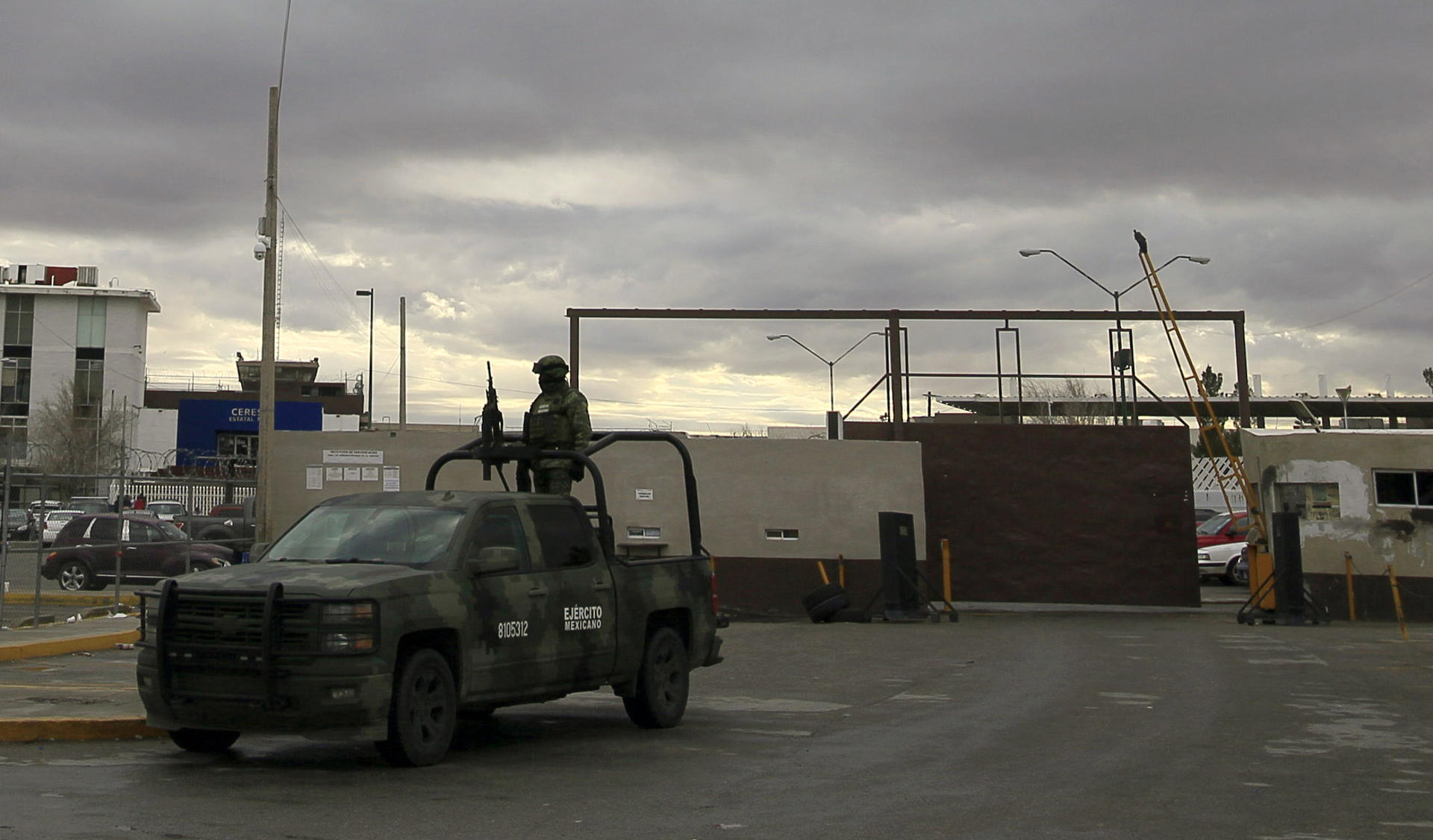 Integrantes del Ejercito Mexicano refuerzan la zona del penal donde se registró una fuga y un motín en Ciudad Juárez, estado de Chihuahua (México). EFE/Luis Torres
