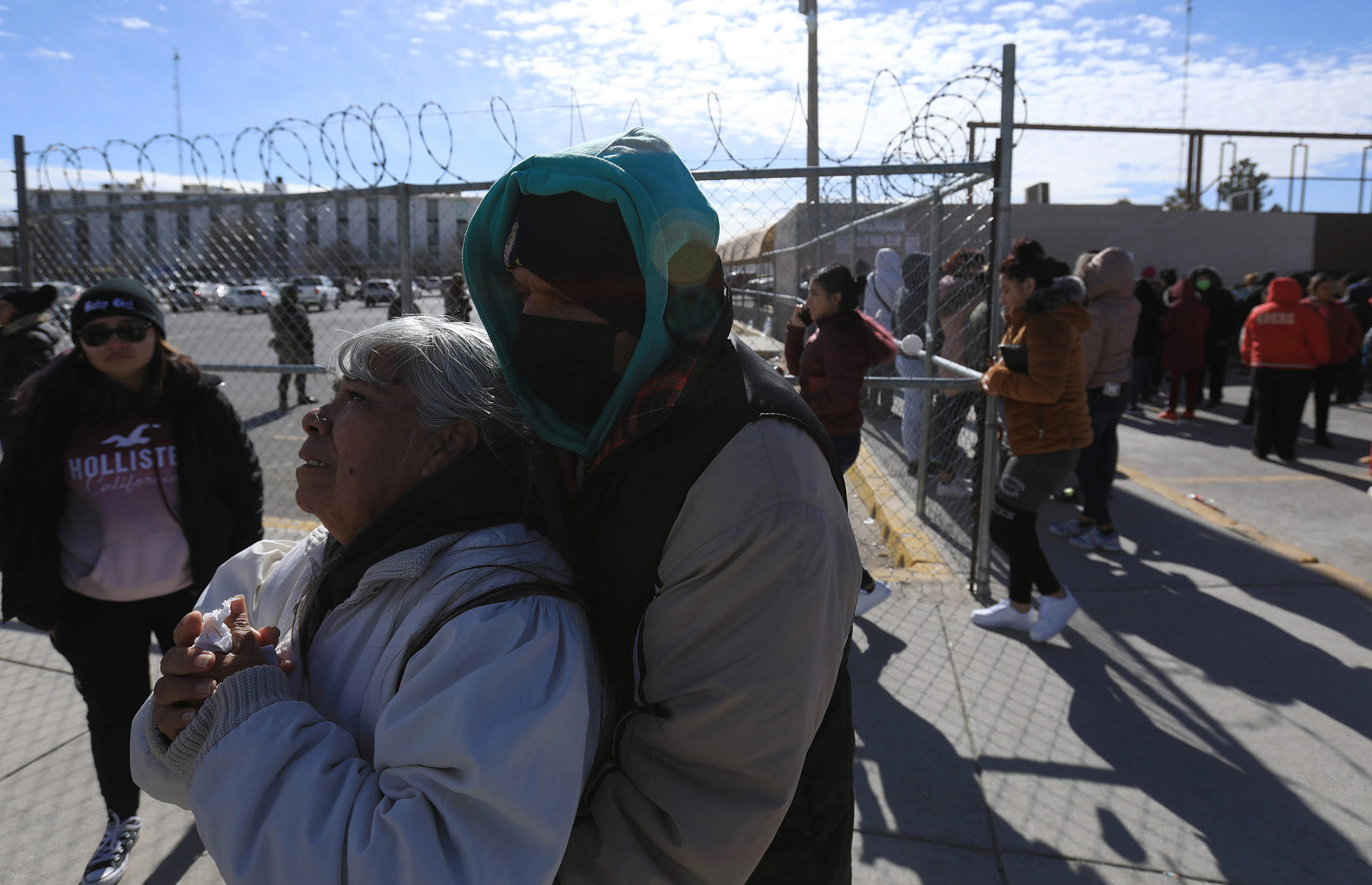Familiares de internos permanecen en espera de información por el traslado de reos a penales federales hoy, en Ciudad Juárez, en el estado de Chihuahua (México). EFE/Luis Torres
