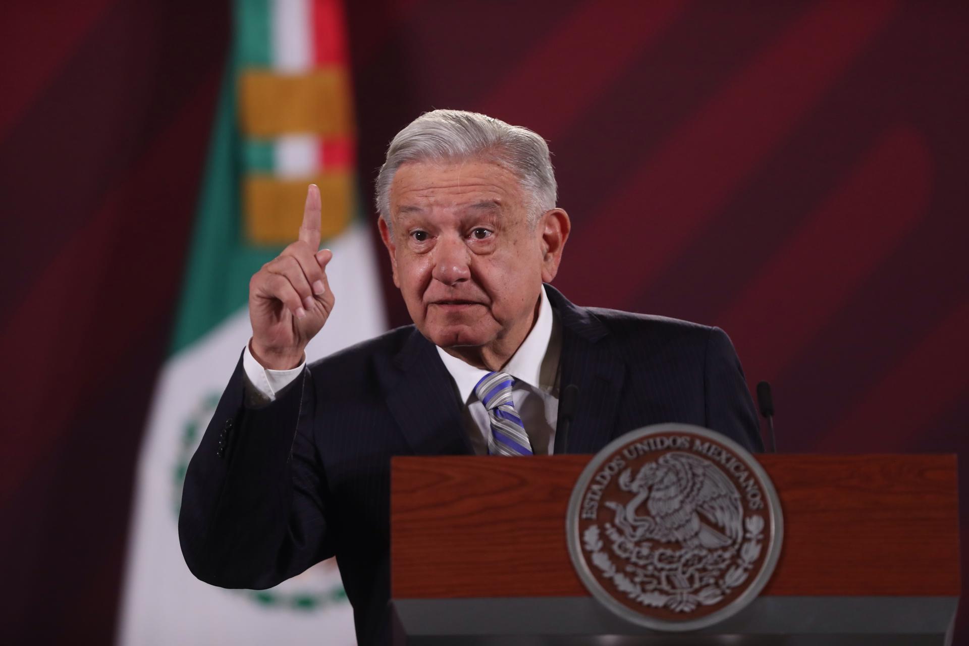 El Presidente de México, Andrés Manuel López Obrador, durante su conferencia matutina hoy, en Palacio Nacional en la Ciudad de México (México). EFE/Sáshenka Gutiérrez
