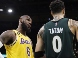LeBron James (i) de Los Angeles Lakers habla con Jayson Tatum (d) de los Boston Celtics al final del encuentro en el TD Garden, en Boston, Massachusetts (EE.UU.), este 28 de enero de 2023. EFE/EPA/CJ Gunther
