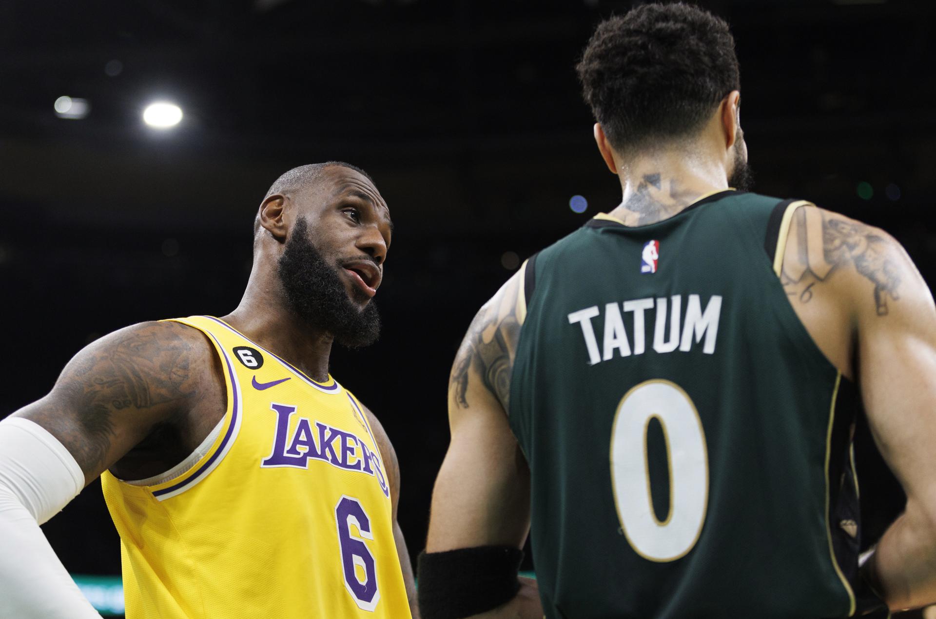 LeBron James (i) de Los Angeles Lakers habla con Jayson Tatum (d) de los Boston Celtics al final del encuentro en el TD Garden, en Boston, Massachusetts (EE.UU.), este 28 de enero de 2023. EFE/EPA/CJ Gunther
