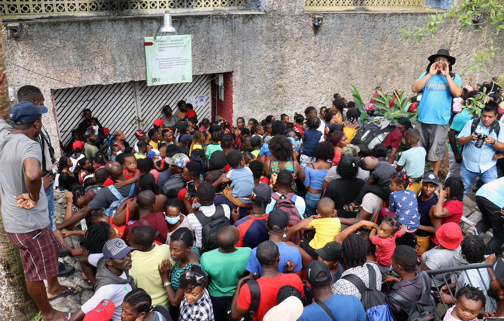 Grupos de migrantes rompen el cerco de seguridad durante una manifestación frente a las instalaciones de la Comisión Mexicana de Ayuda a Refugiados (Comar), hoy, en Tapachula, estado de Chiapas (México). EFE/Juan Manuel Blanco
