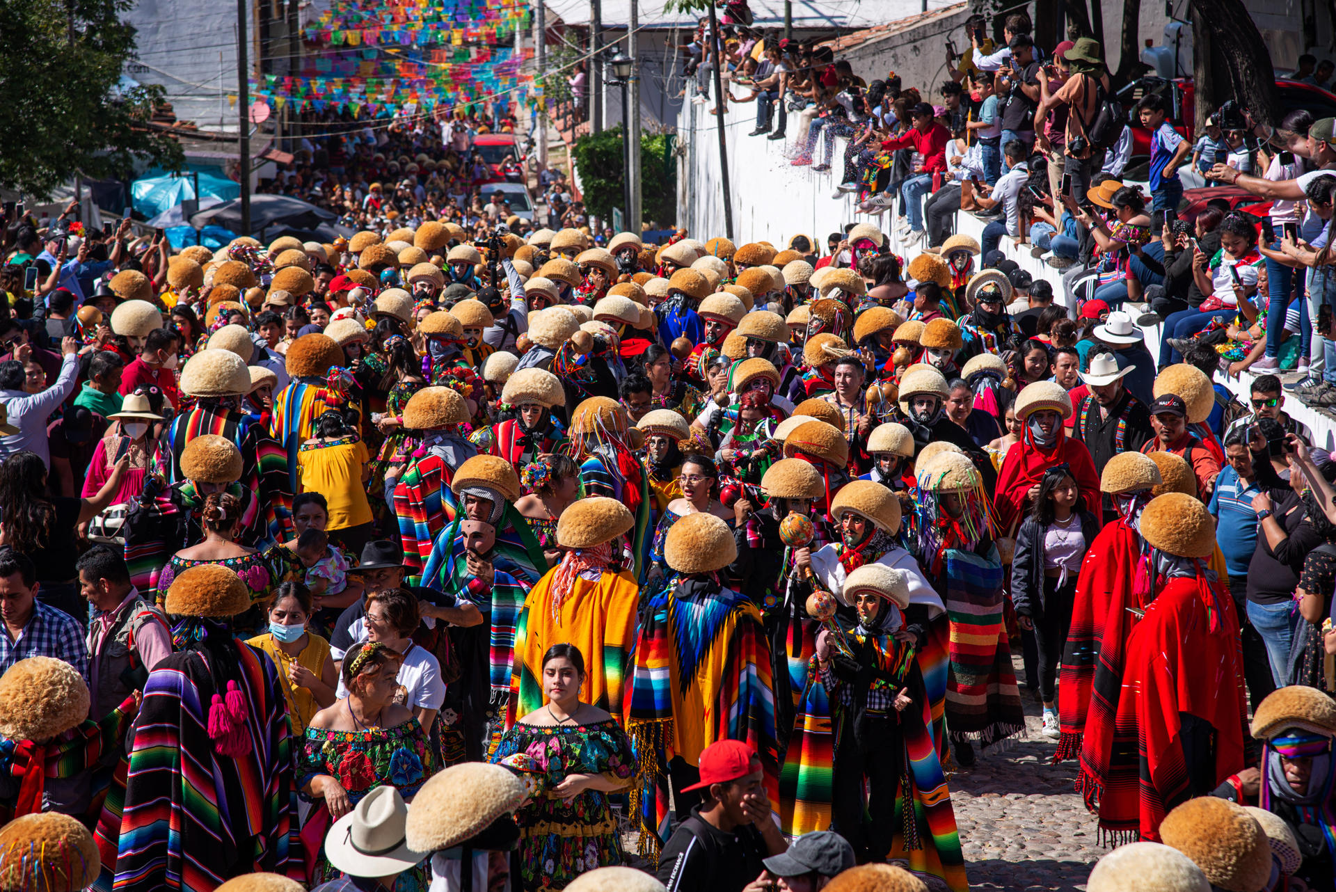Bailarines desfilan durante la fiesta grande por las calles del municipio Chiapa de Corzo, estado de Chiapas (México). EFE/Carlos López

