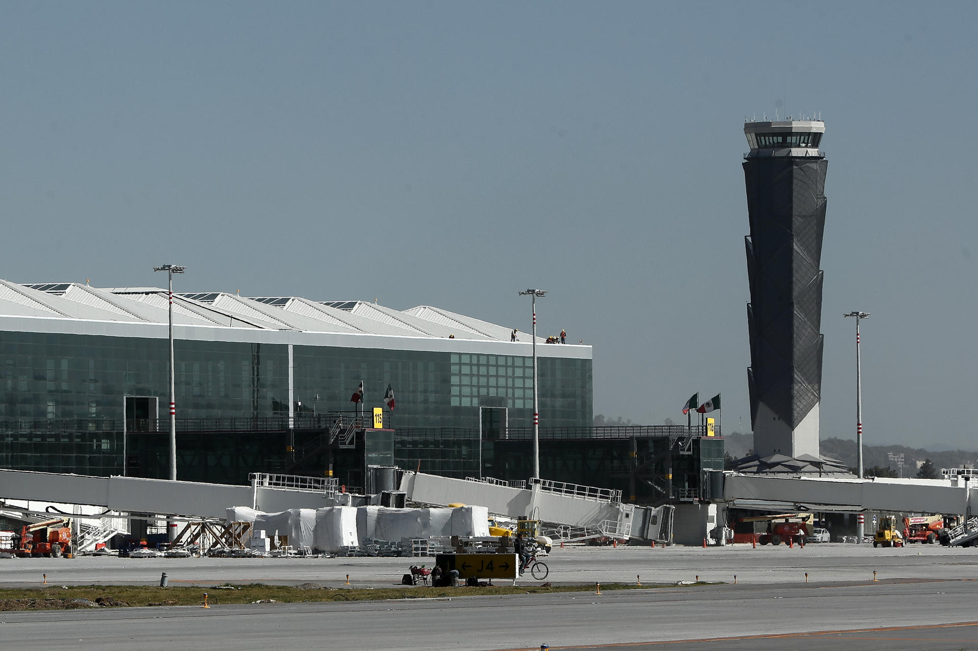 Vista de la torre de control del Aeropuerto Internacional Felipe Ángeles el ubicada en el municipio de Zumpango, Estado de México (México). Imagen de archivo. EFE/José Méndez
