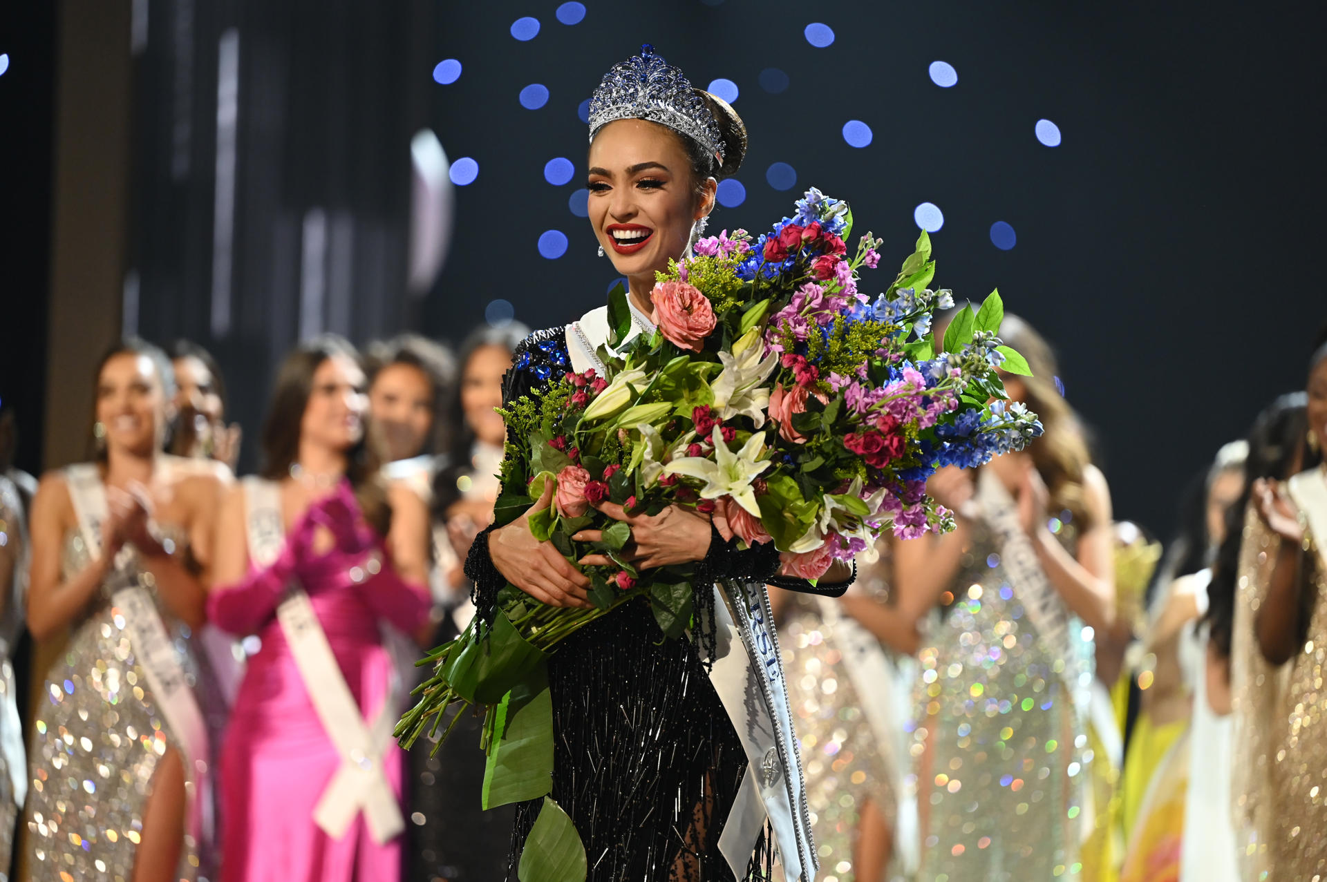 Fotografía cedida por Miss Universo donde aparece Miss Universo Estados Unidos 2022, R'Bonney Gabriel, tras ganar Miss Universo 2023, hoy, en el Ernest N. Morial Convention Center en Nueva Orleans, Luisiana (Estados Unidos). EFE/ Benjamin Askinas /Miss Universe
