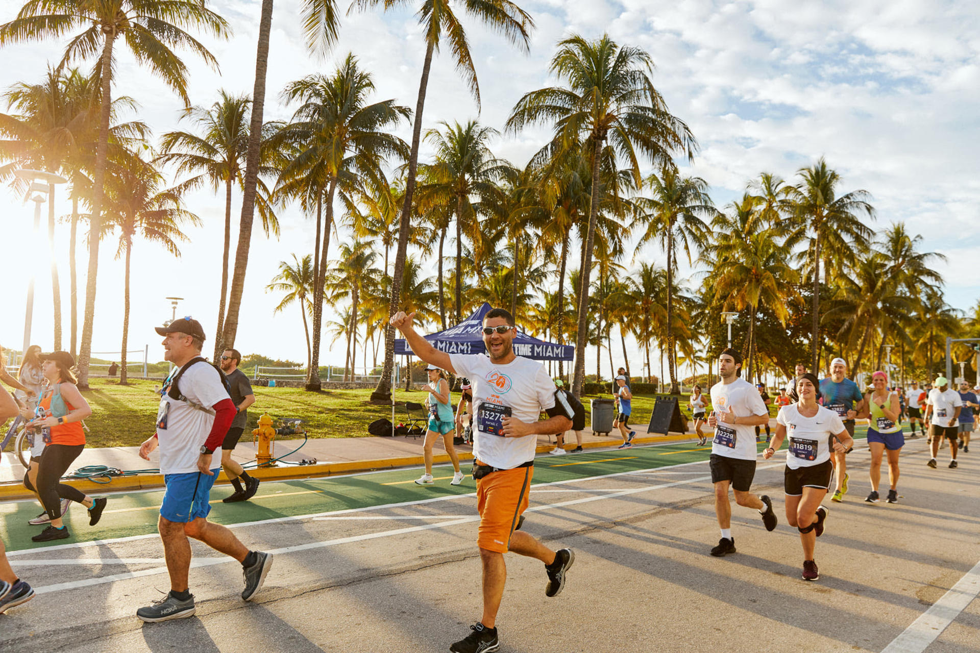 Fotografía de archivo cedida por The Miami Marathon donde aparecen unos participantes en el Maratón Life Time en Miami, Florida. EFE/The Miami Marathon
