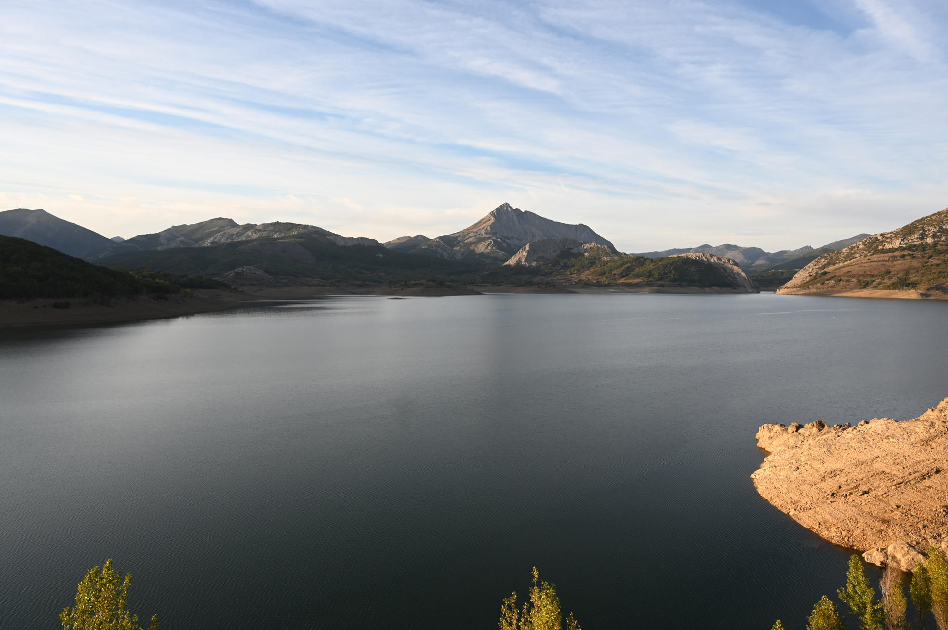 Vista del embalse del Porma (León) que se encuentra a un 30% de su capacidad. Imagen de archivo. EFE/J.Casares
