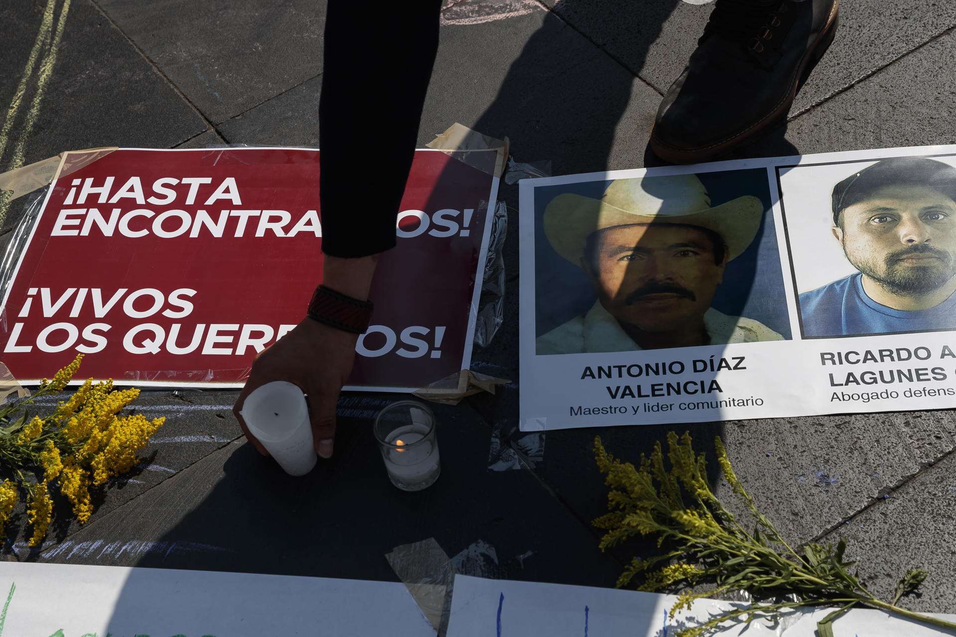 Activistas y familiares de los defensores de derechos humanos Ricardo Lagunes y Antonio Díaz, desaparecidos el pasado domingo 15 de enero en el municipio de Aquila, en el estado mexicano de Michoacán, protestan hoy, frente a Palacio Nacional en la Ciudad de México (México). EFE/José Méndez
