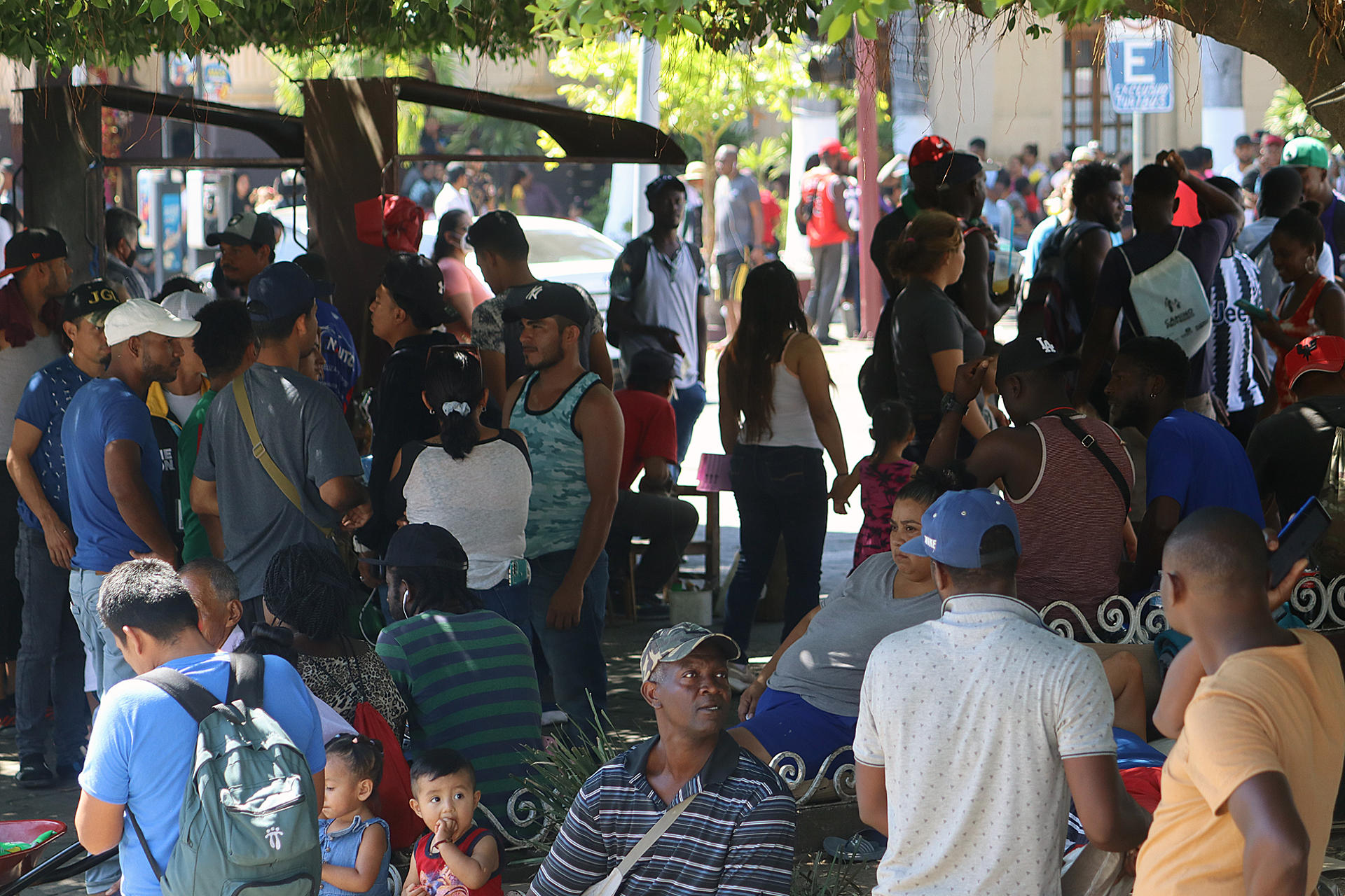 Migrantes permanecen este miércoles, en la plaza principal en la ciudad de Tapachula en el estado de Chiapas (México). EFE/Juan Manuel Blanco
