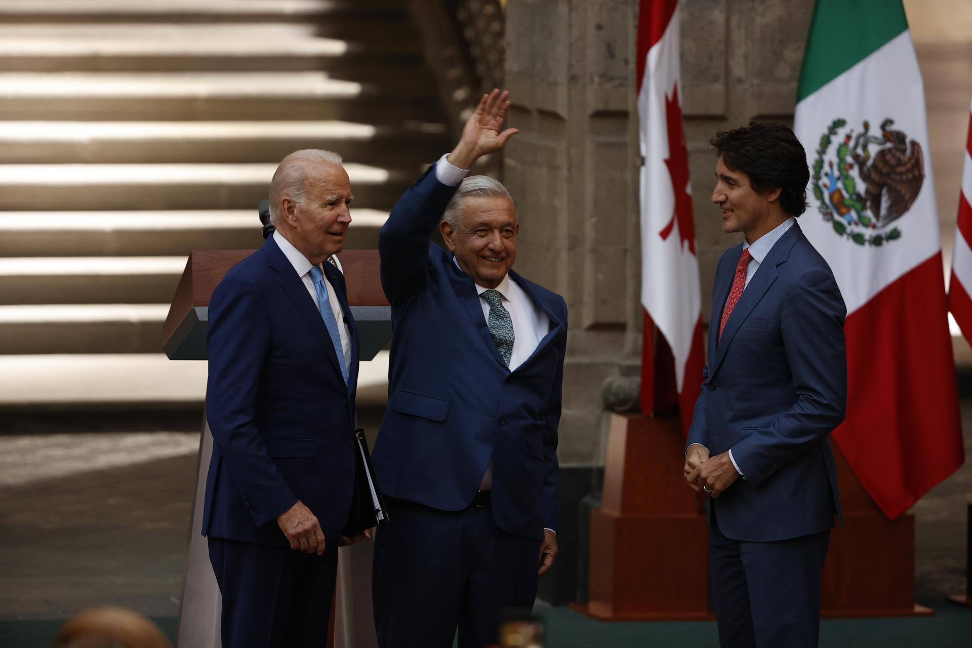 Los presidentes de México, Andrés Manuel López Obrador (c), de Estados Unidos, Joe Biden (i), y el primer ministro de Canadá, Justin Trudeau, se reúnen en el Palacio Nacional en Ciudad de México (México). EFE/ José Méndez
