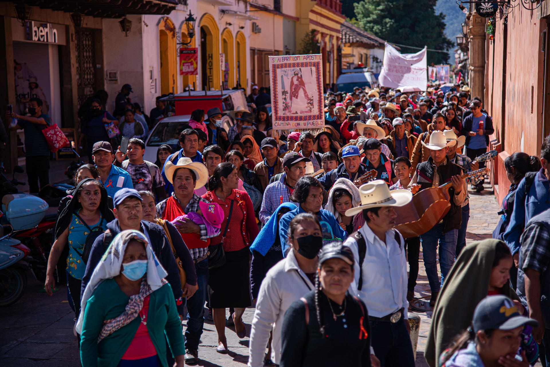 Indígenas protestaron y marcharon este miércoles, rumbo a la Plaza de la Paz, en San Cristóbal de Las Casas, en el estado de Chiapas (México). EFE/Carlos López
