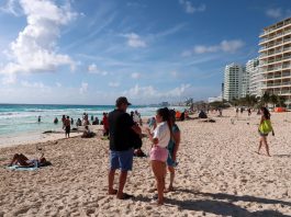 Turistas disfrutan de la playa en Cancún, en Quintana Roo (México). Imagen de archivo. EFE/Alonso Cupul
