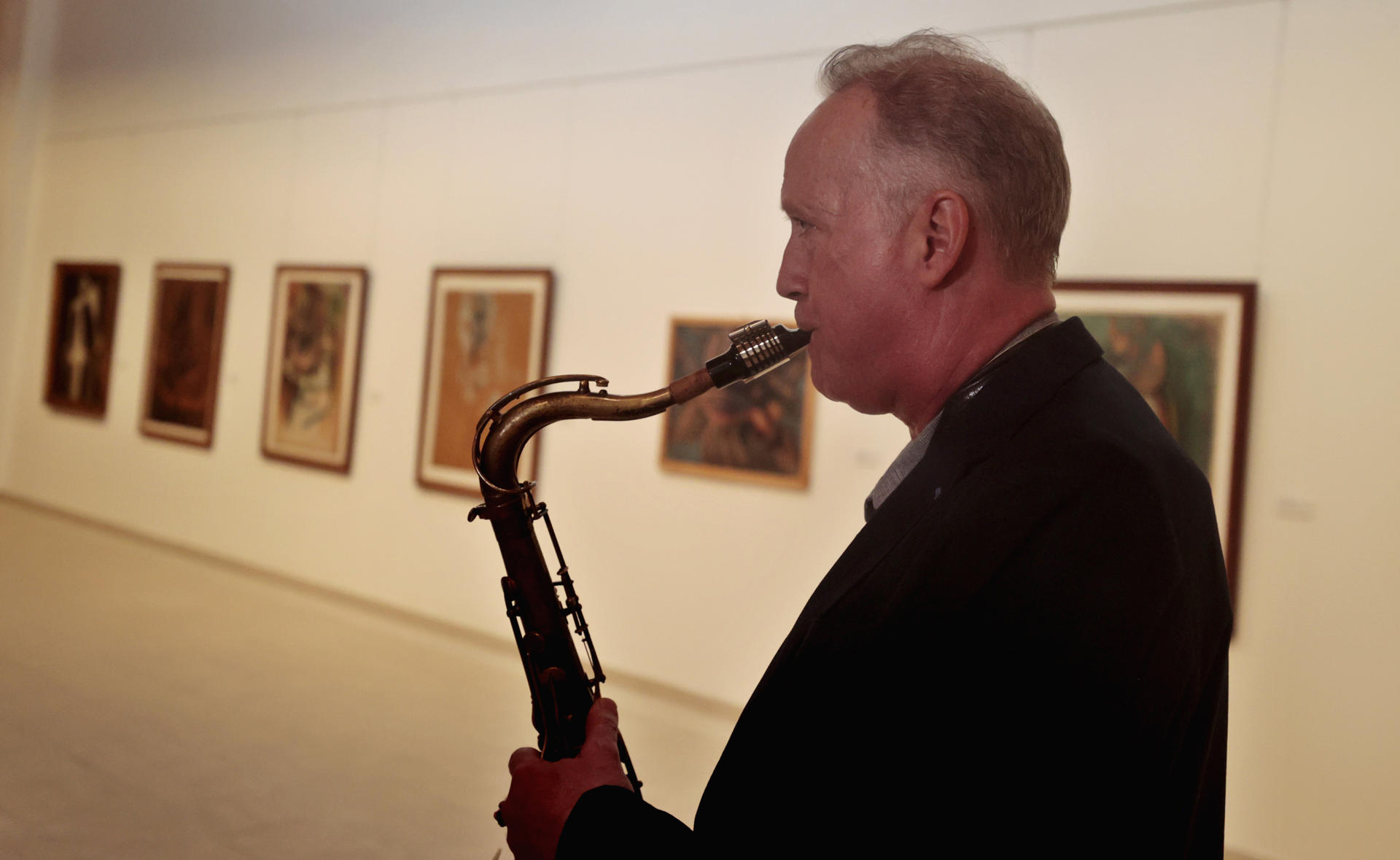 El saxofonista estadounidense Ted Nash, ganador de dos Grammy, toca hoy durante el inicio del proyecto Jazz x Art, en La Habana (Cuba). EFE/STR
