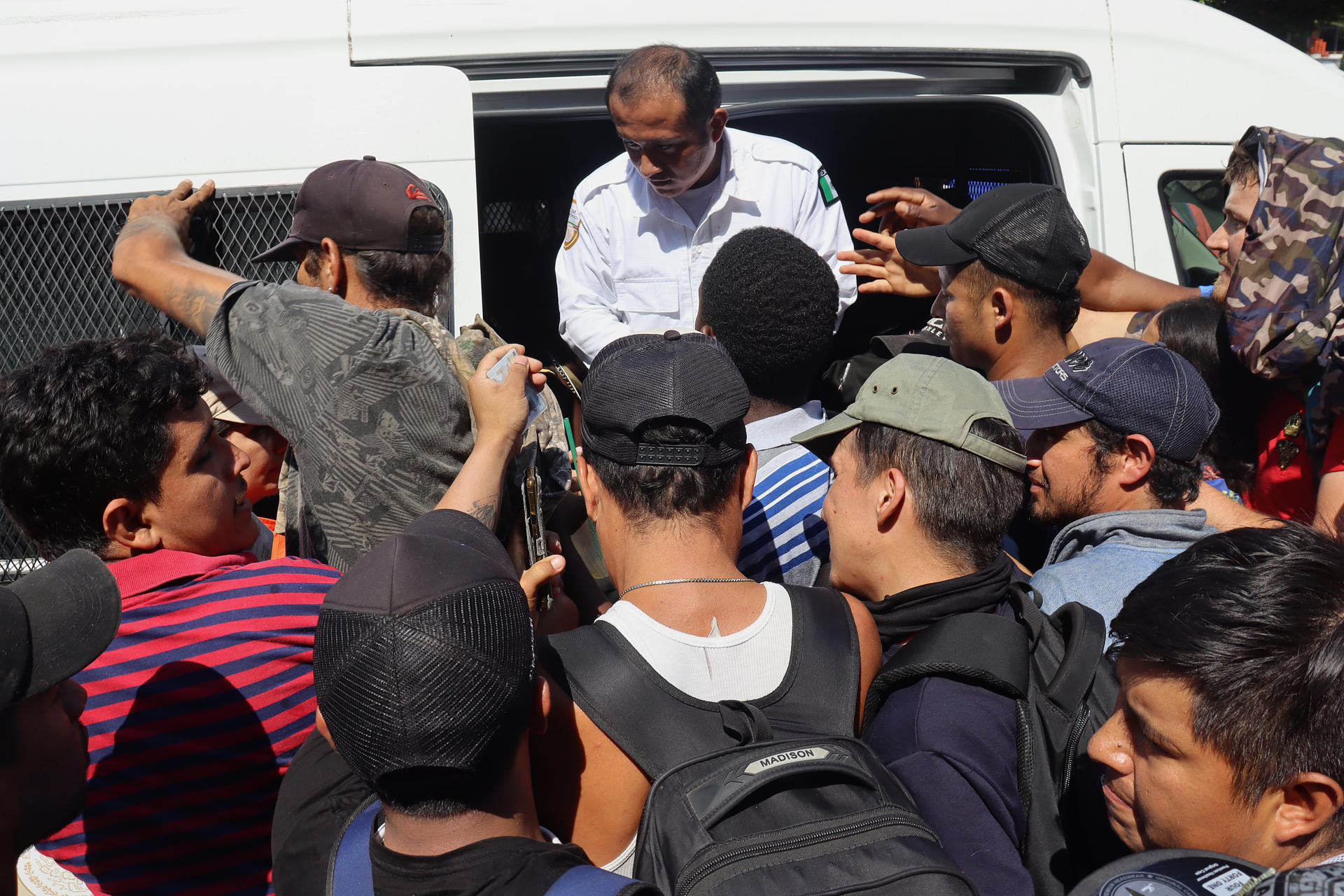Migrantes de diversas nacionalidades se entregan a personal del Instituto Nacional de Migración (INM) el 14 de febrero de 2023 en la ciudad de Tapachula, Chiapas (México). EFE/Juan Manuel Blanco
