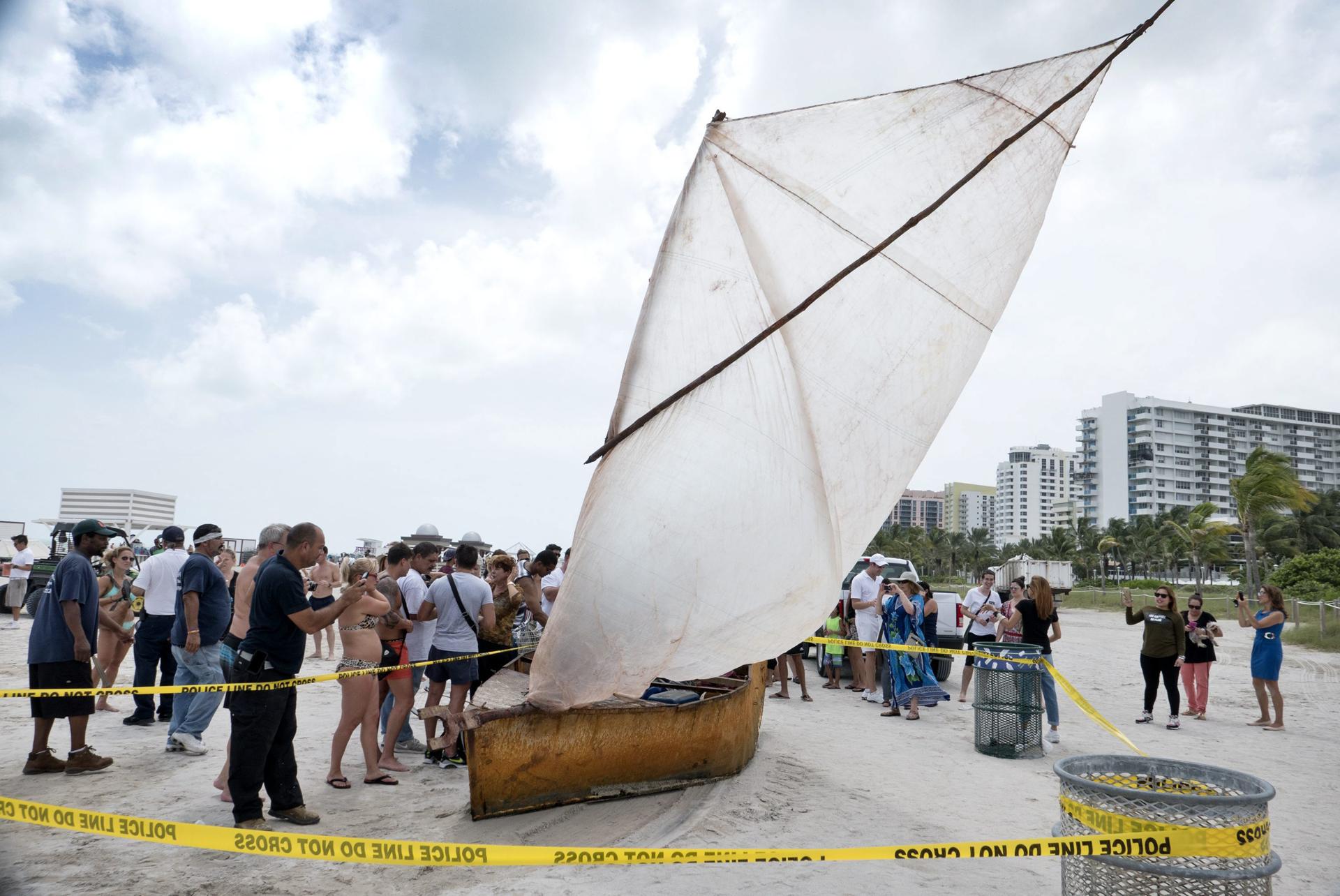 Un grupo de personas se reúne junto a una balsa encontrada en Miami Beach, Florida (EE.UU.). Imagen de archivo. EFE/CRISTOBAL HERRERA
