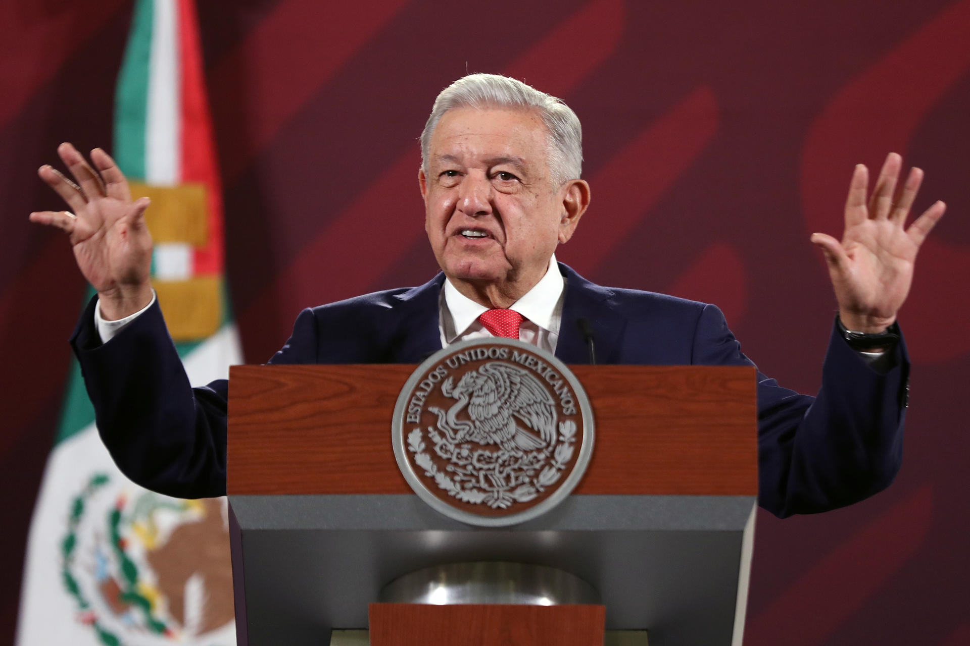 El presidente de México, Andrés Manuel López Obrador, habla en su rueda de prensa diaria hoy, en el Palacio Nacional de Ciudad de México (México). EFE/ Sáshenka Gutiérrez
