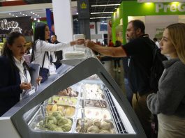 Expositores ofrecen una degustación de helados a visitantes, el 2 de febrero de 2023, en el marco de la Feria Internacional del Helado y Paleta, en Guadalajara, Jalisco (México). EFE/ Francisco Guasco
