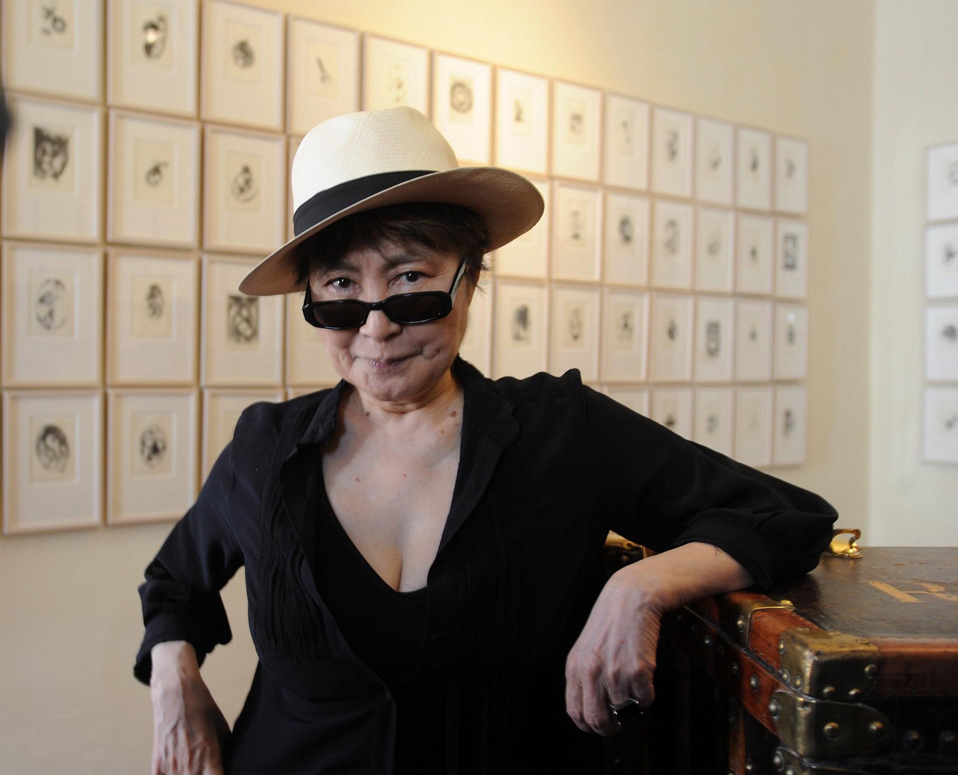 Fotografía de archivo fechada el 28 de mayo de 2009 muestra a la artista japonesa Yoko Ono mientras posa. EFE/ Andrea Merola
