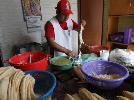 Ángel Alfaro, prepara tamales hoy previo al Día de la Candelaria, en el municipio de Tultitlán, en le Estado de México (México). EFE/Alex Cruz
