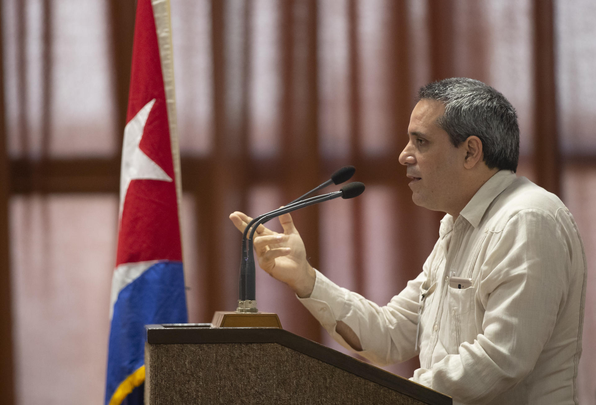 Fotografía de archivo en la que se observa a Marco Antonio Bermúdez de la Torre, director general del Ministerio del Transporte de Cuba. EFE/ Yander Zamora
