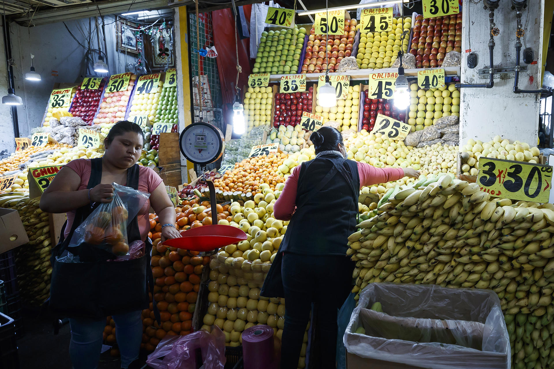 Vendedores trabajan en la Central de Abasto, el 23 de diciembre de 2022, en Ciudad de México (México). EFE/José Méndez
