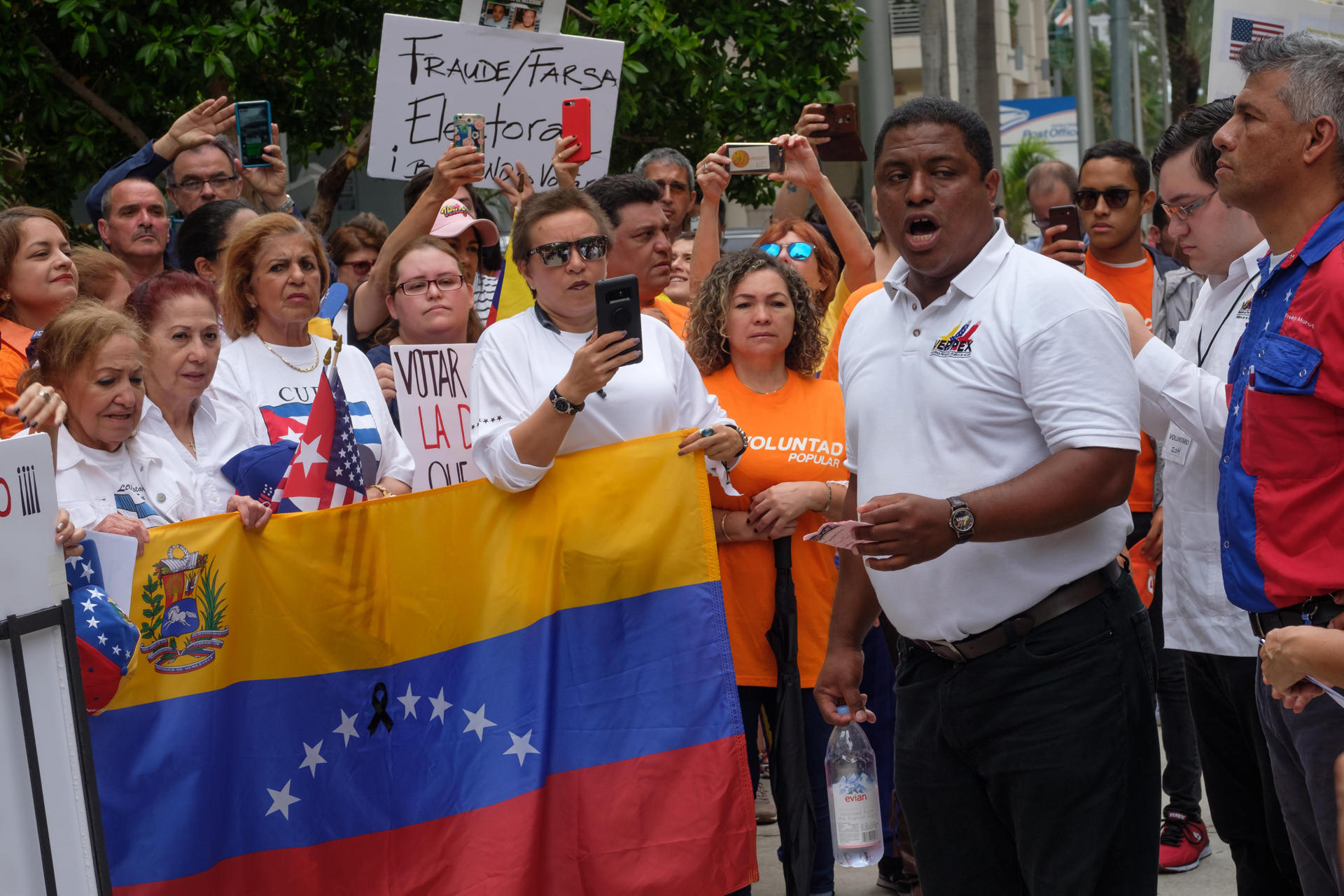 El presidente de Venezolanos Perseguidos Políticos en el Exilio (Veppex), José Antonio Colina, durante una protesta en el consulado de Venezuela en Miami, Florida. Imagen de archivo. EFE/Andy Ale
